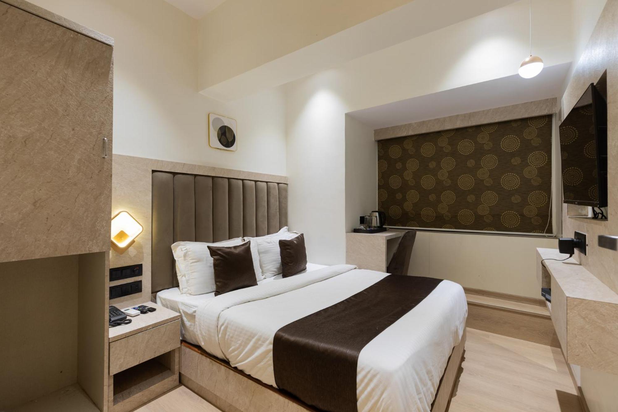 Deluxe Room - Photo 9