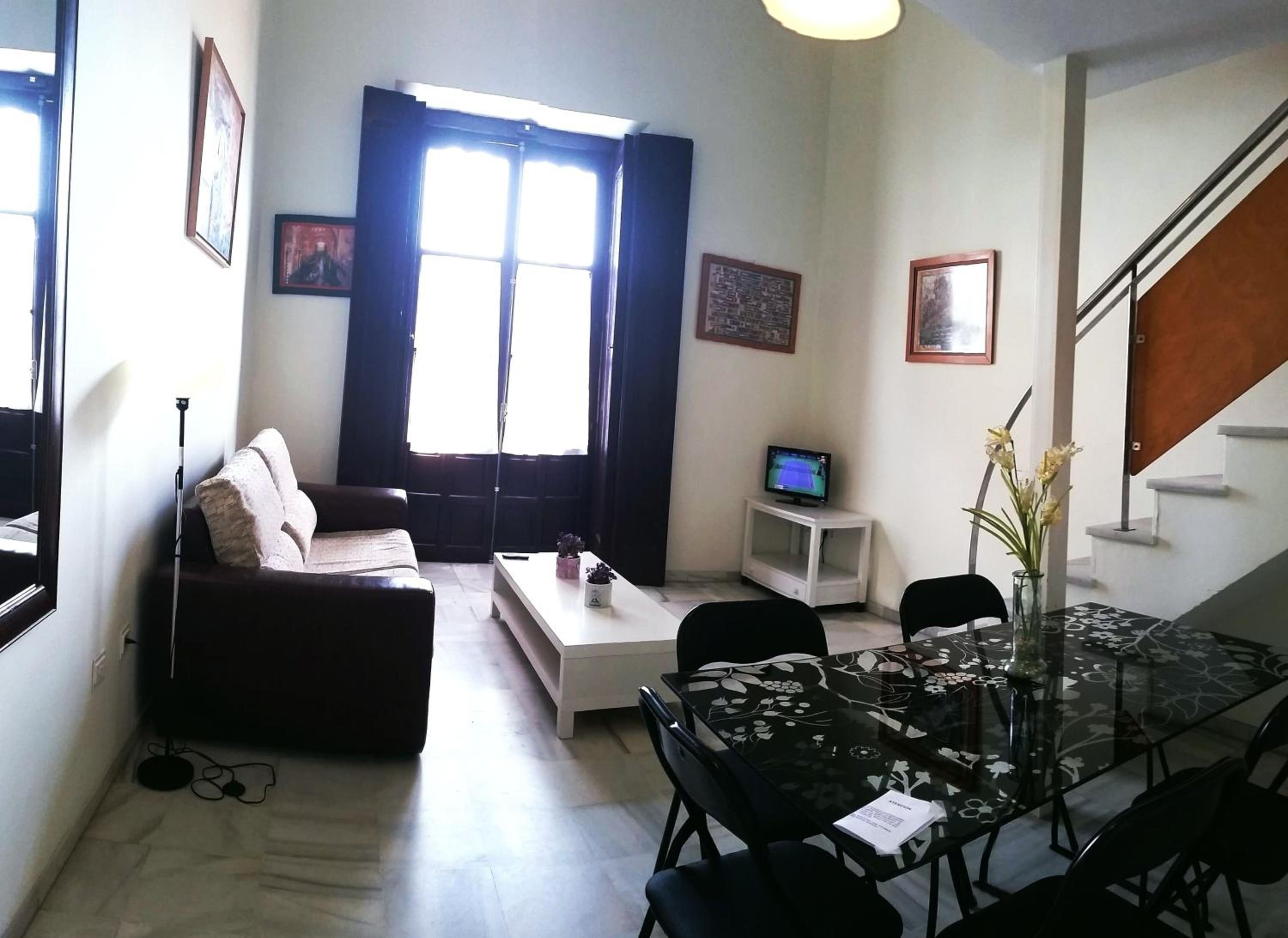 Three-Bedroom Apartment with Balcony - Photo 24