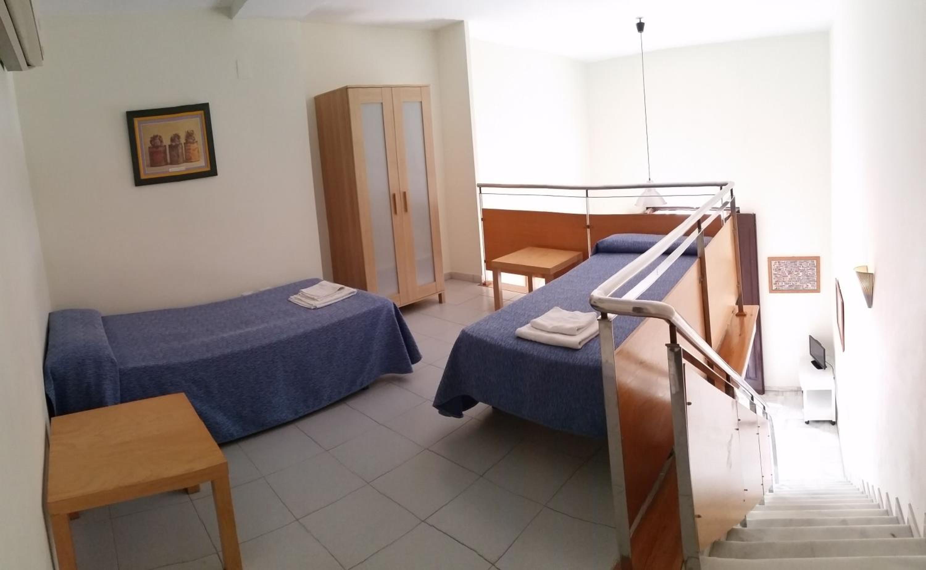 Three-Bedroom Apartment with Balcony - Photo 25
