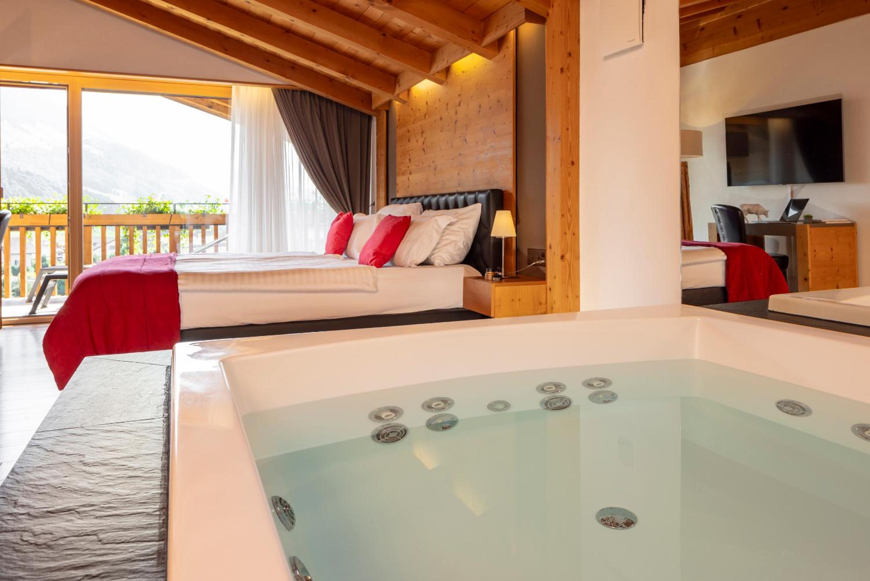 Suite with Hot Tub photo 1