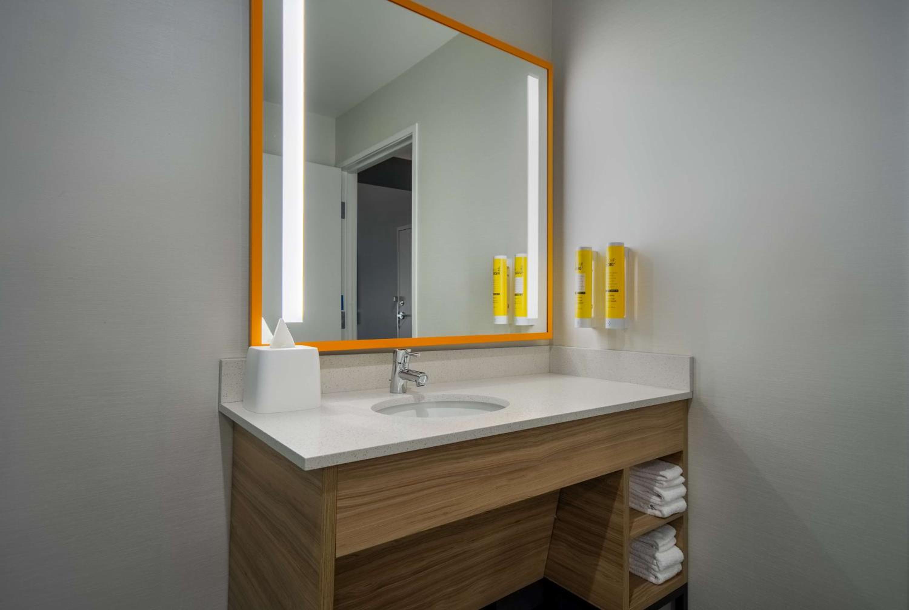 King Room with Walk-In Shower - Photo 3