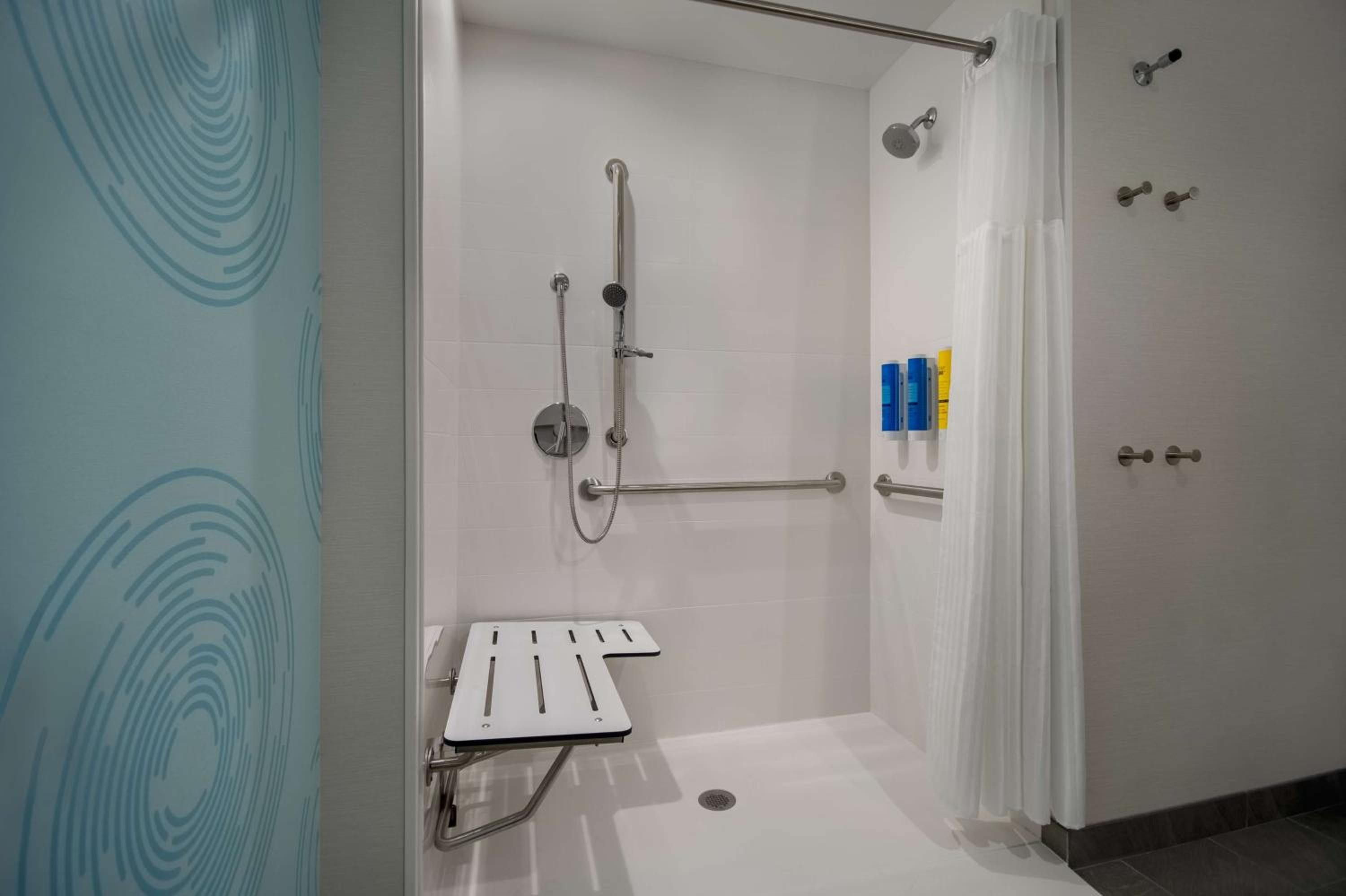 King Room with Roll-In Shower - Mobility Access - Photo 4