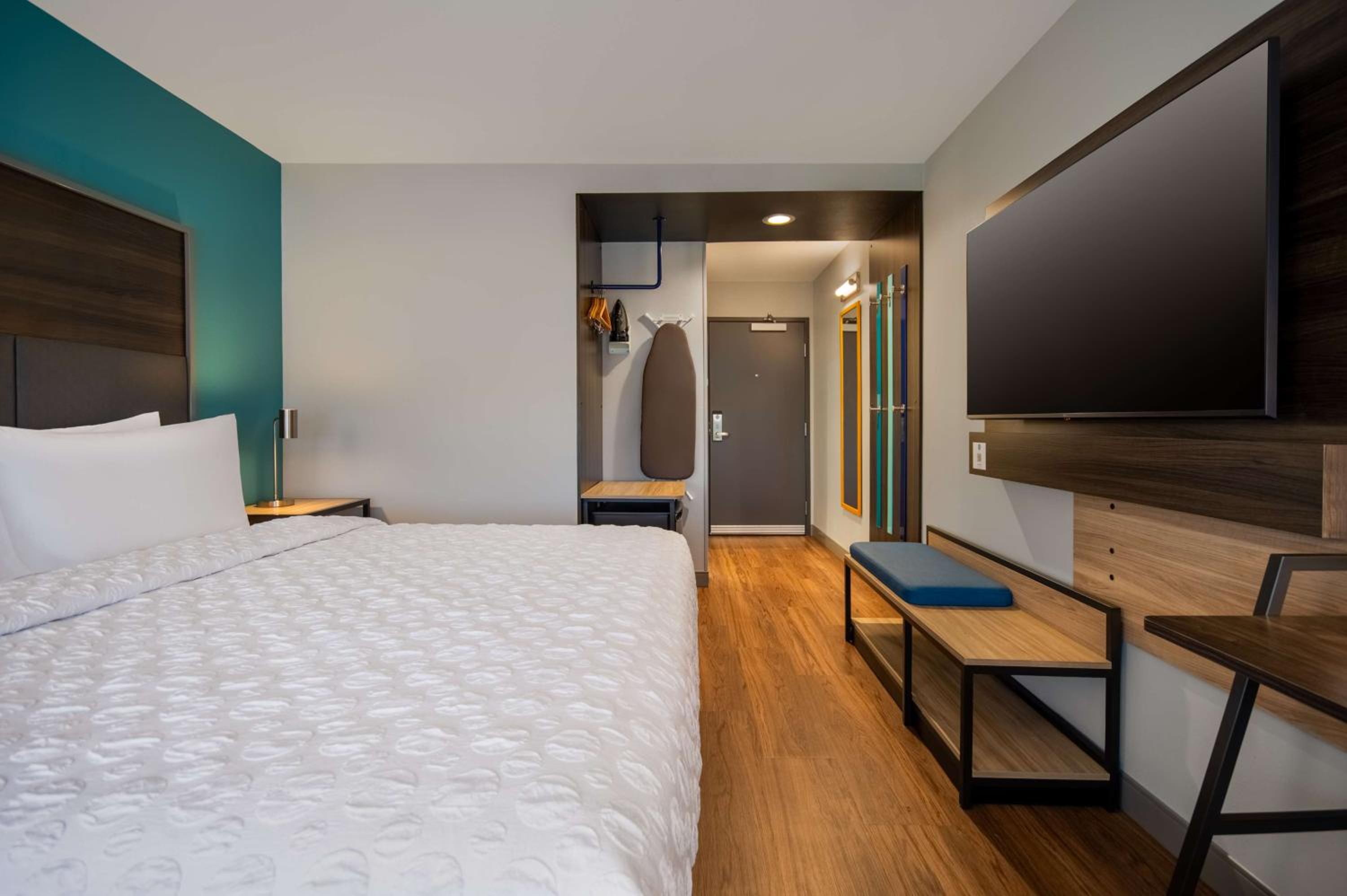 King Room with Walk-In Shower - Photo 4