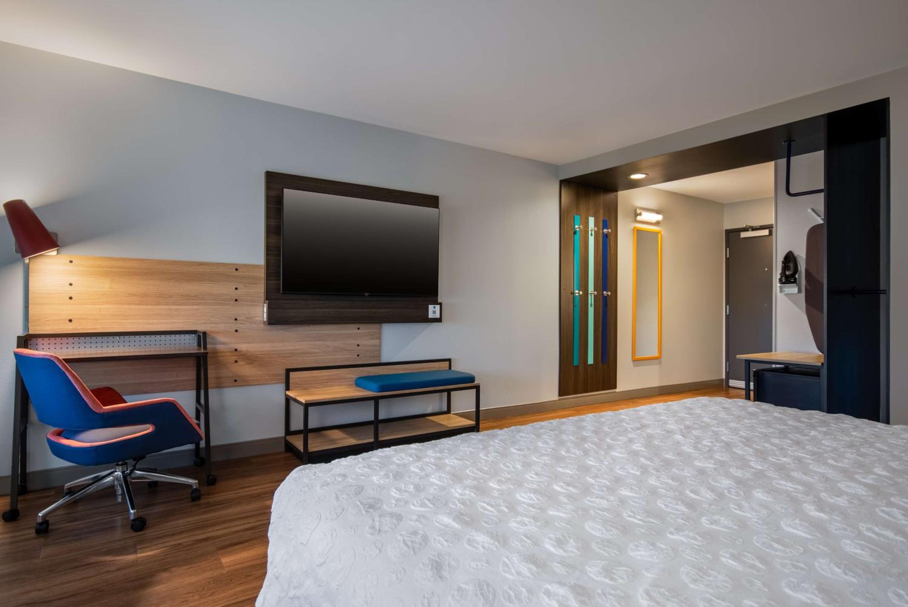 King Room with Bath Tub - Mobility Access - Photo 3