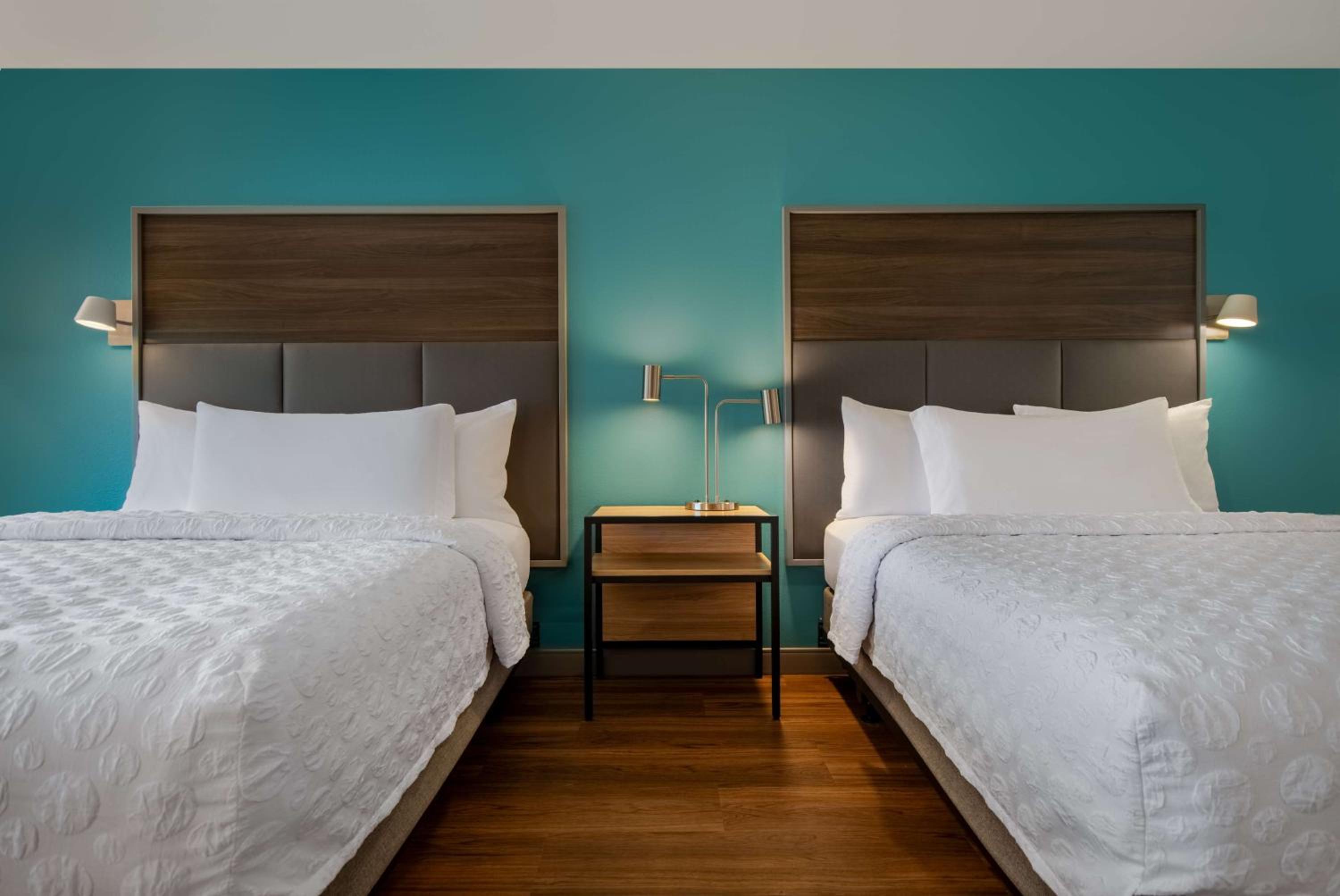 Queen Room with Two Queen Beds and Walk-In Shower - Photo 3