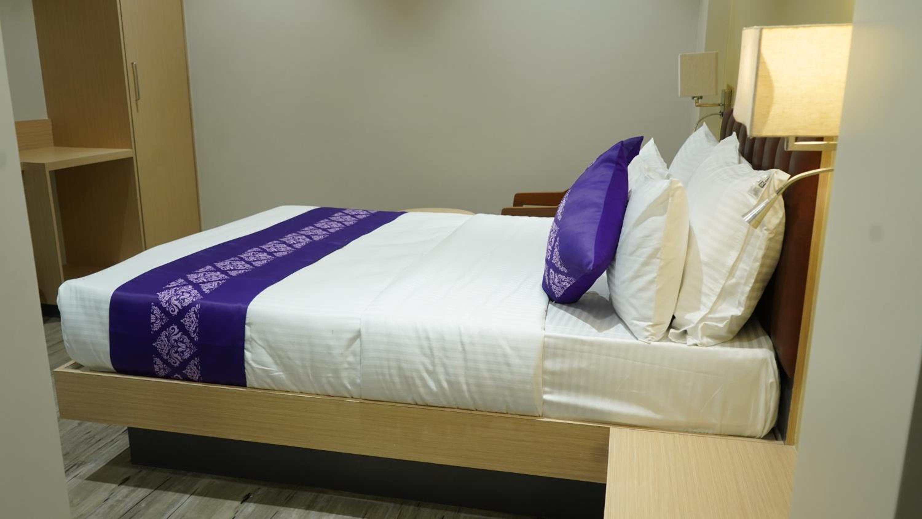 Day Use Room (9 am - 6 pm) Mandatory Check out at 6 pm (No Night Stay Allowed) photo 2