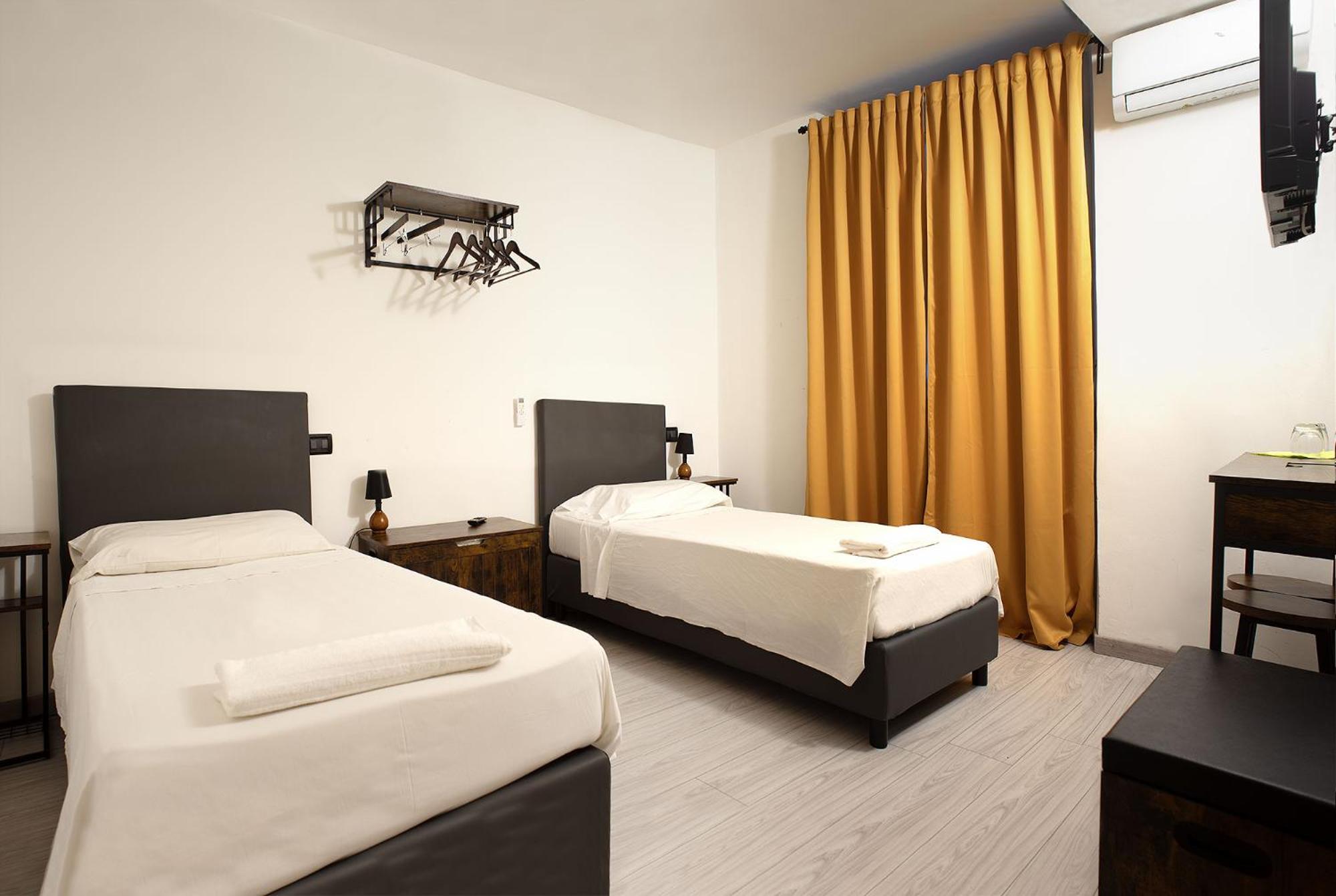 Standard Twin Room - Photo 1