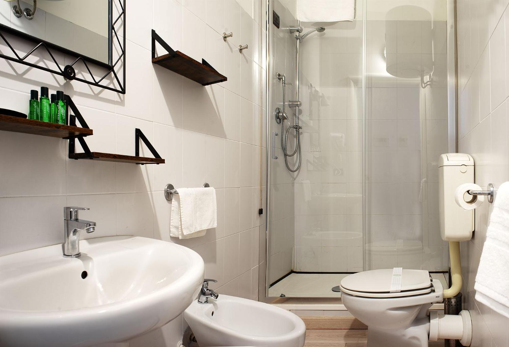 Standard Double Room - Photo 3
