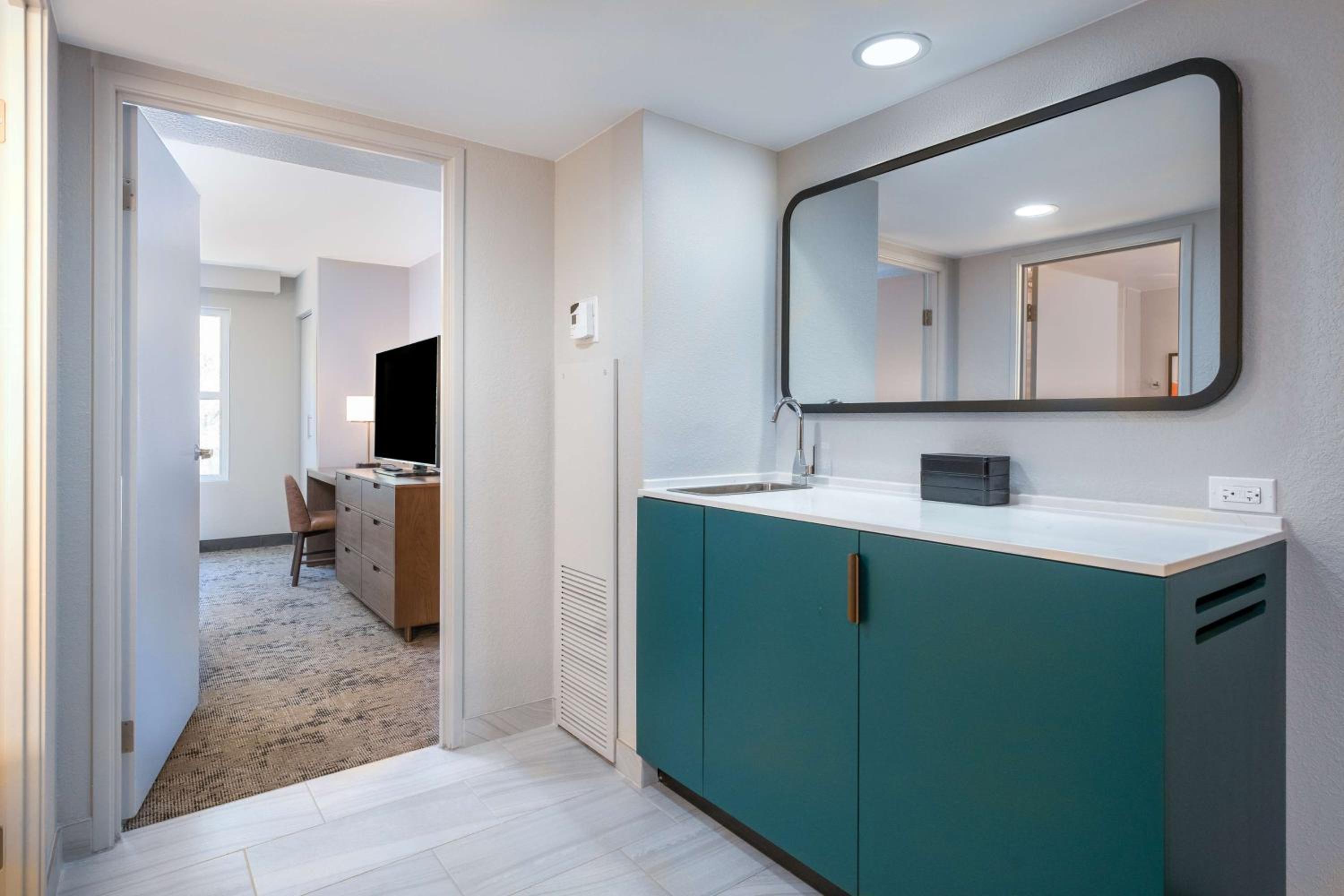 Two-Room Suite with Two Double Beds and Sofa Bed - Photo 9