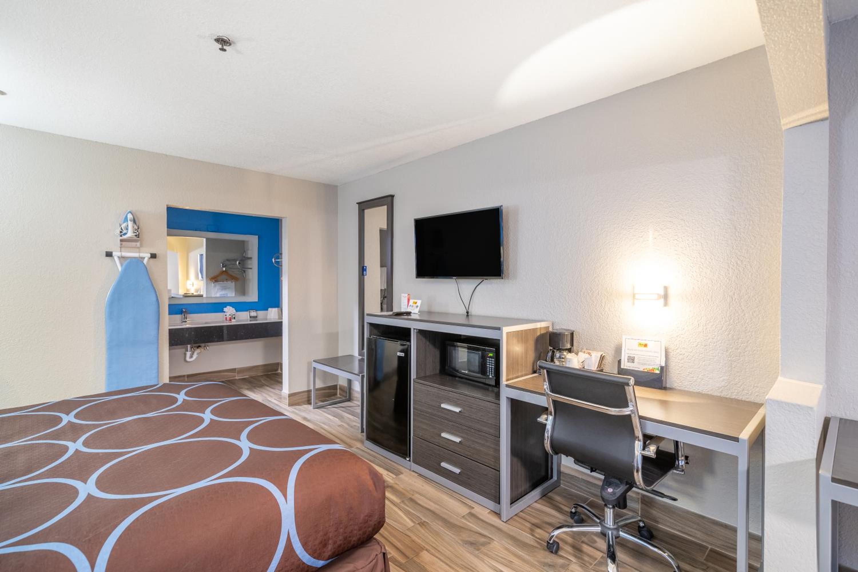 King Studio Suite -  Non-Smoking - Photo 17