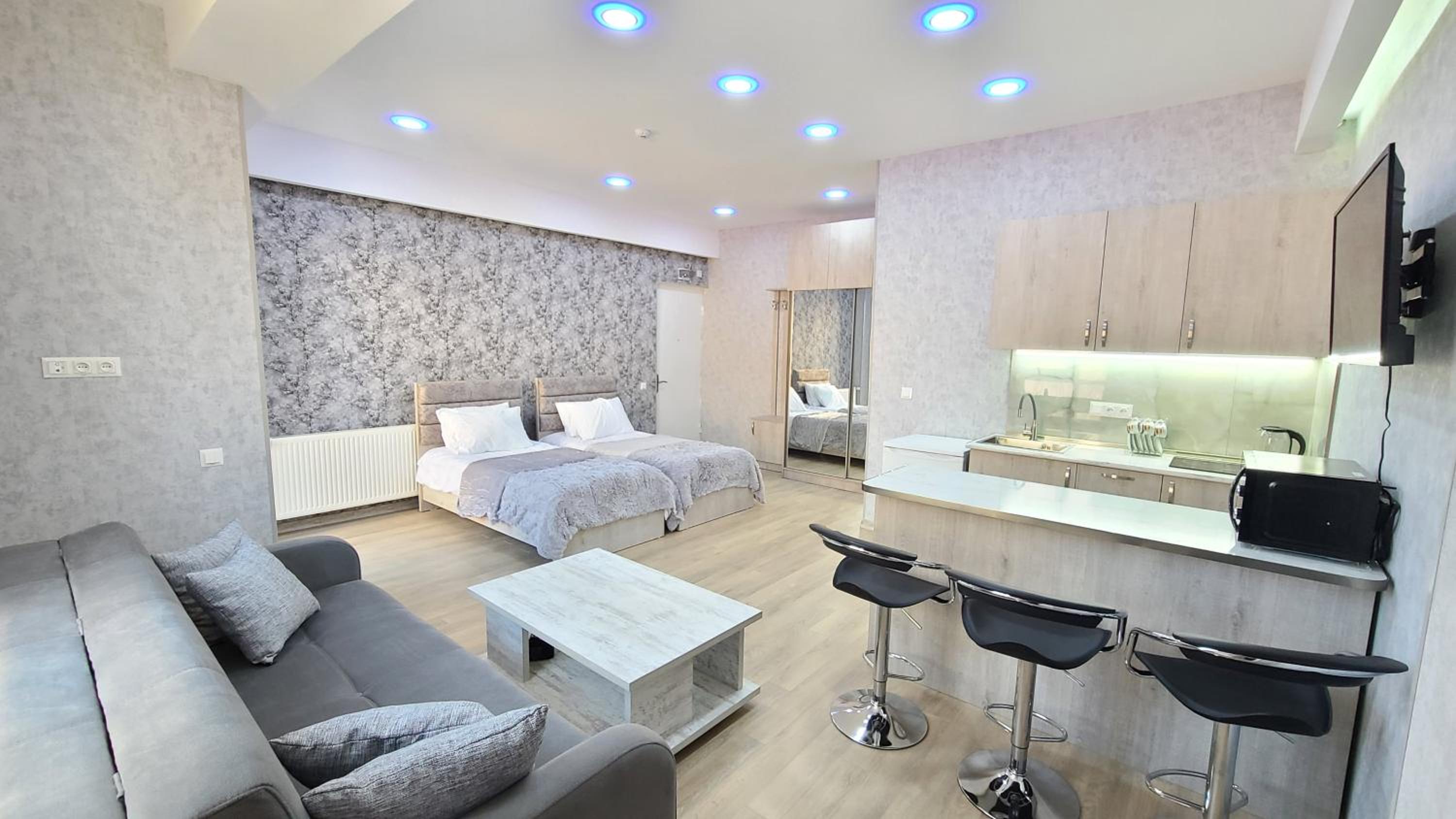 Studio Apartment with Balcony photo 3