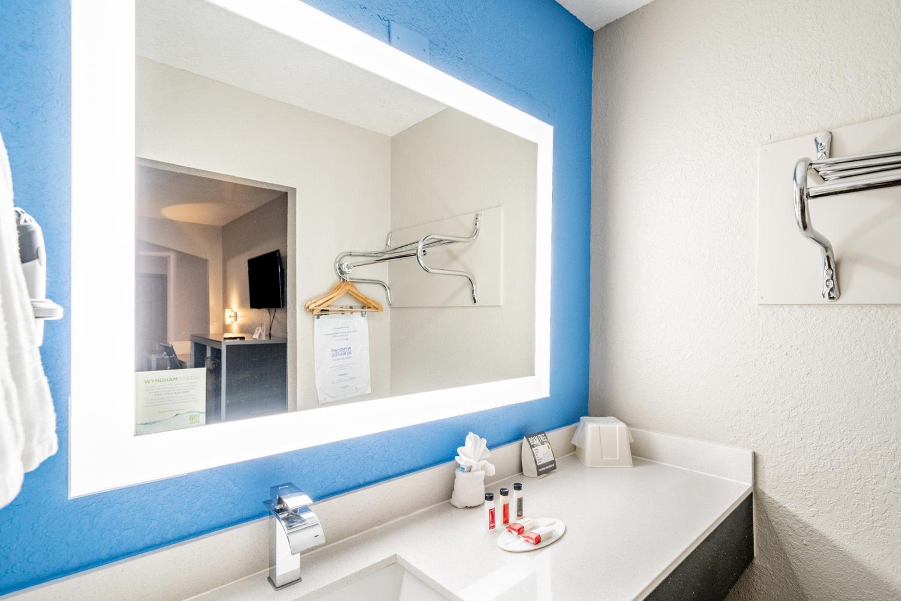 King Studio Suite -  Non-Smoking - Photo 21