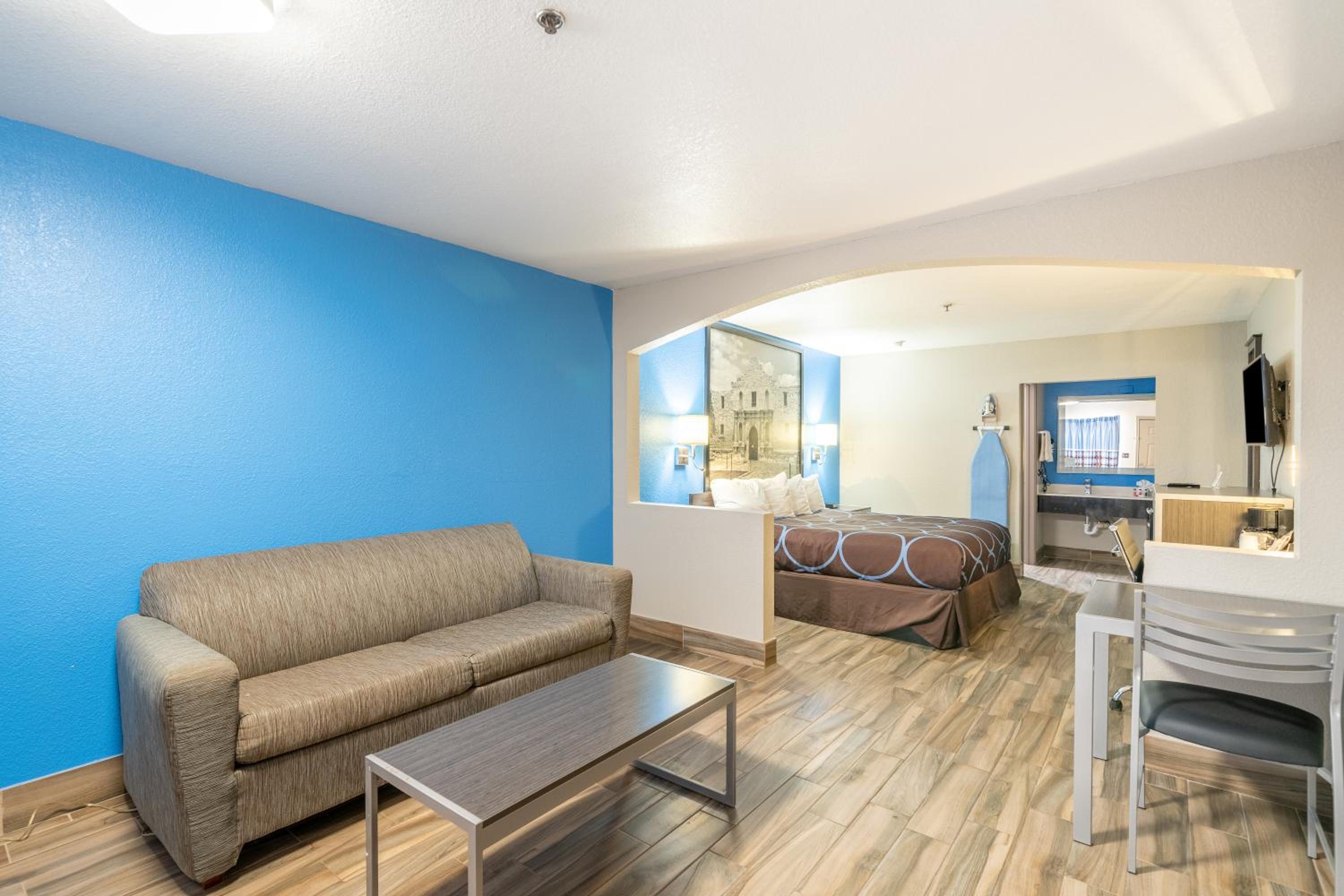 King Studio Suite -  Non-Smoking - Photo 28