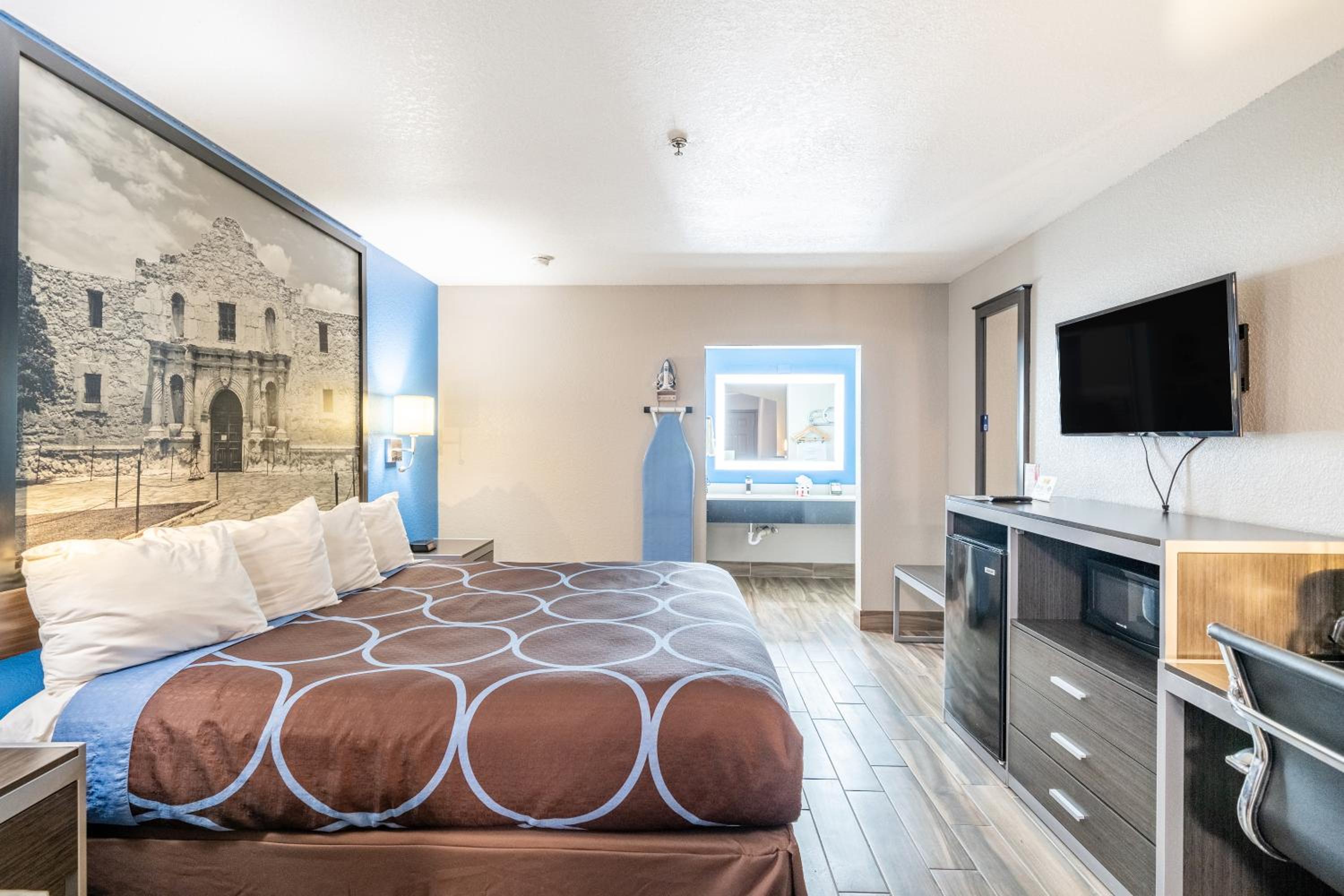 King Studio Suite -  Non-Smoking - Photo 3