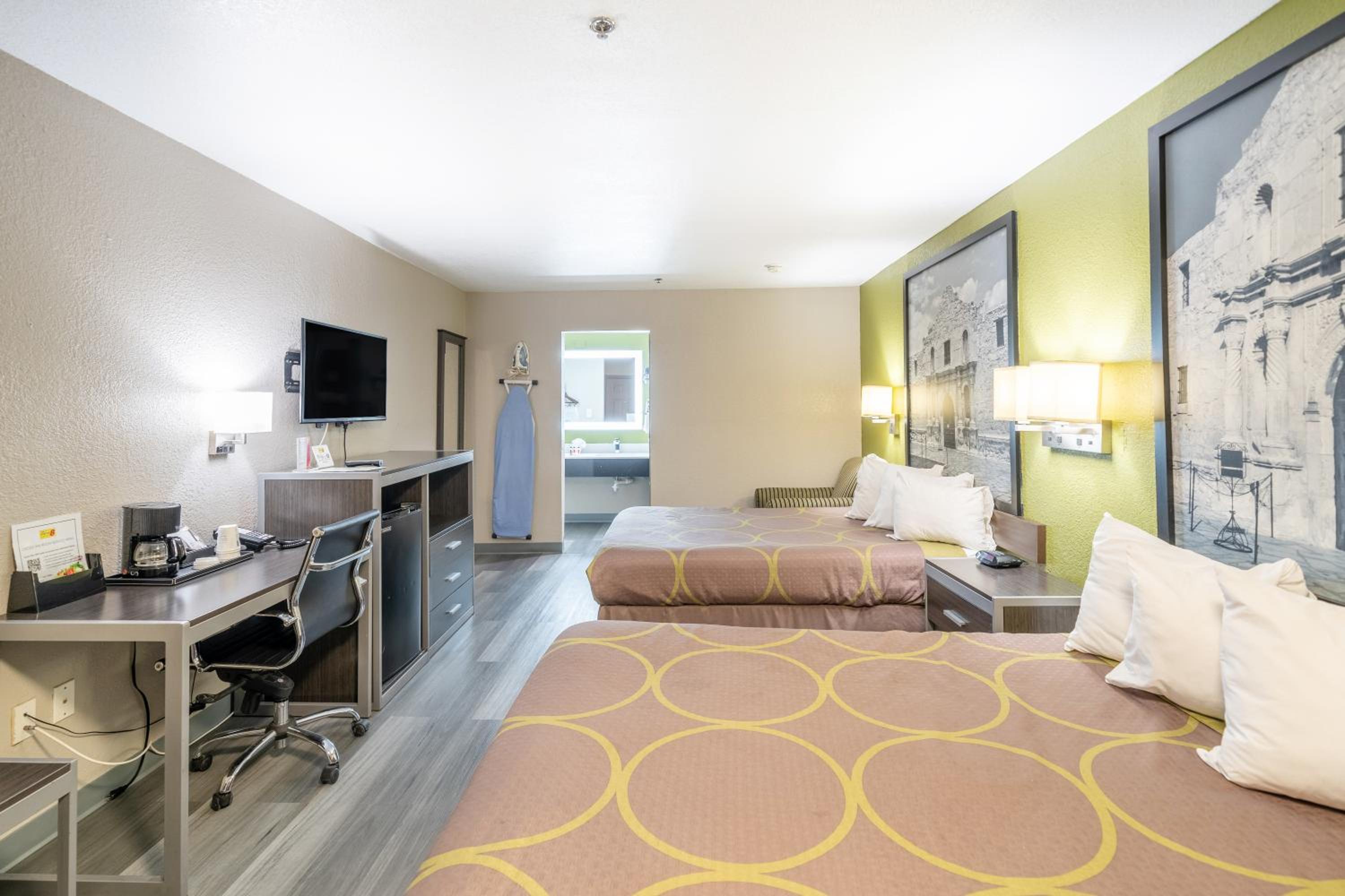 Queen Studio Suite with Two Queen Beds - Non-Smoking - Photo 21