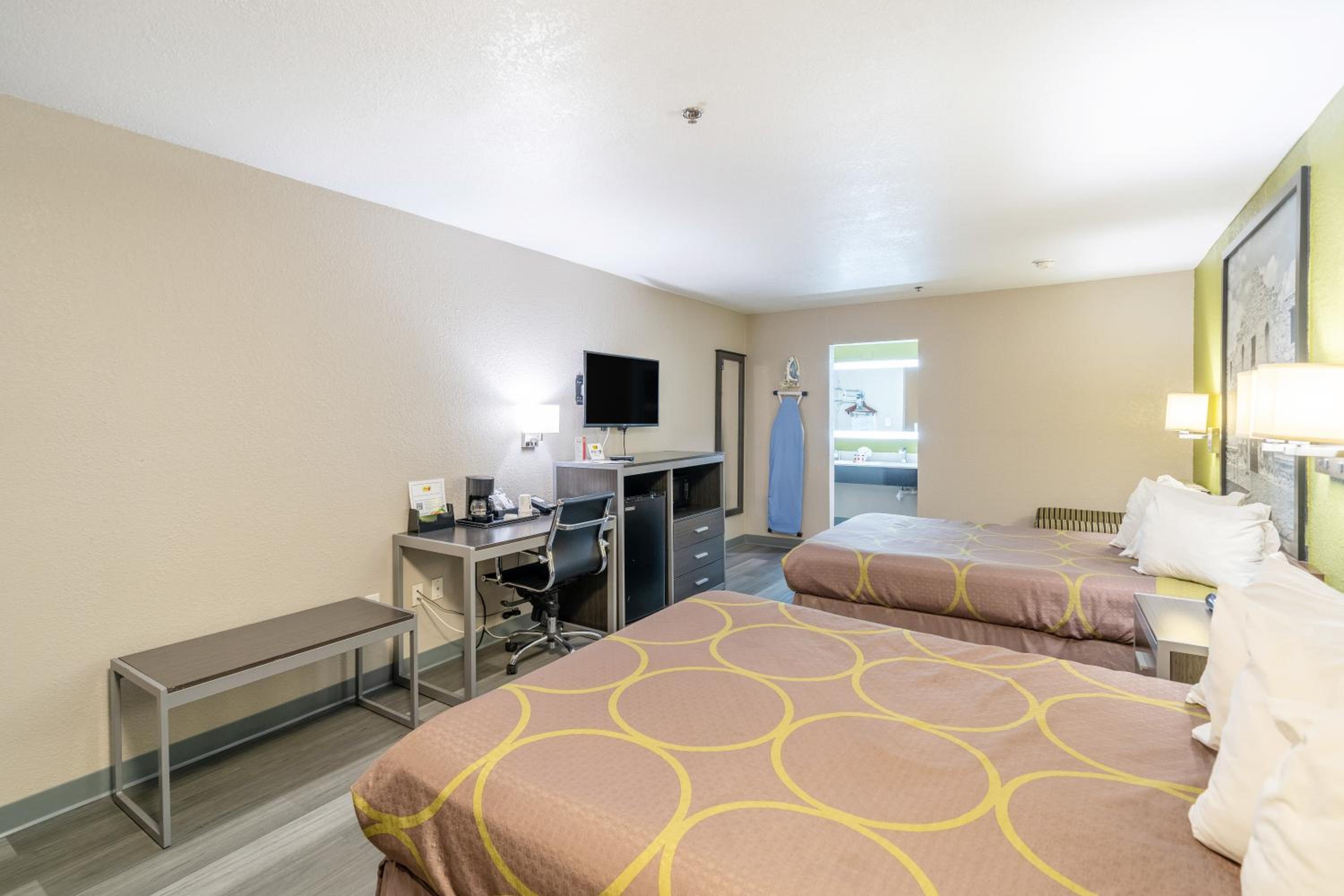 Queen Studio Suite with Two Queen Beds - Non-Smoking - Photo 17