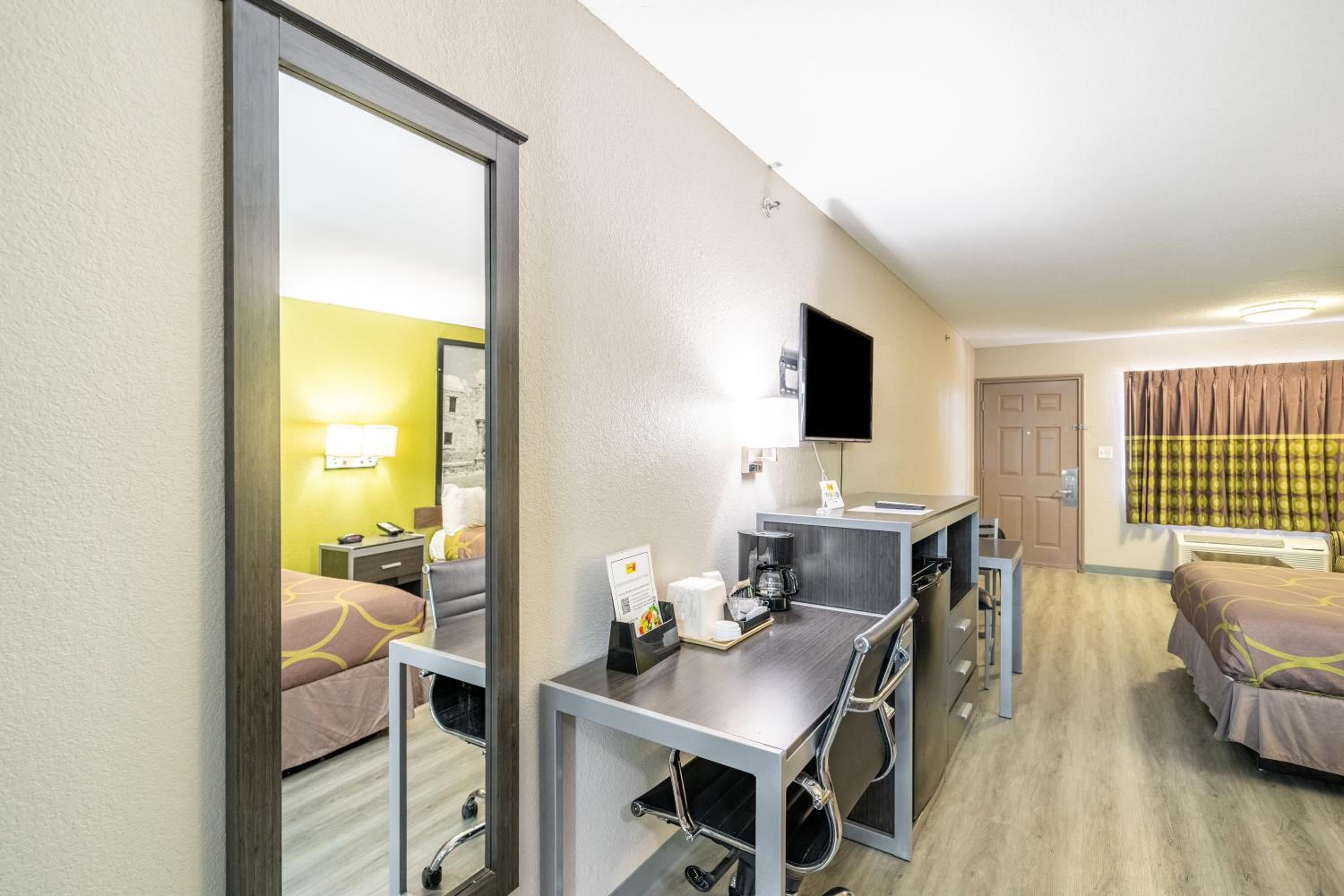 Queen Studio Suite with Two Queen Beds - Non-Smoking - Photo 8