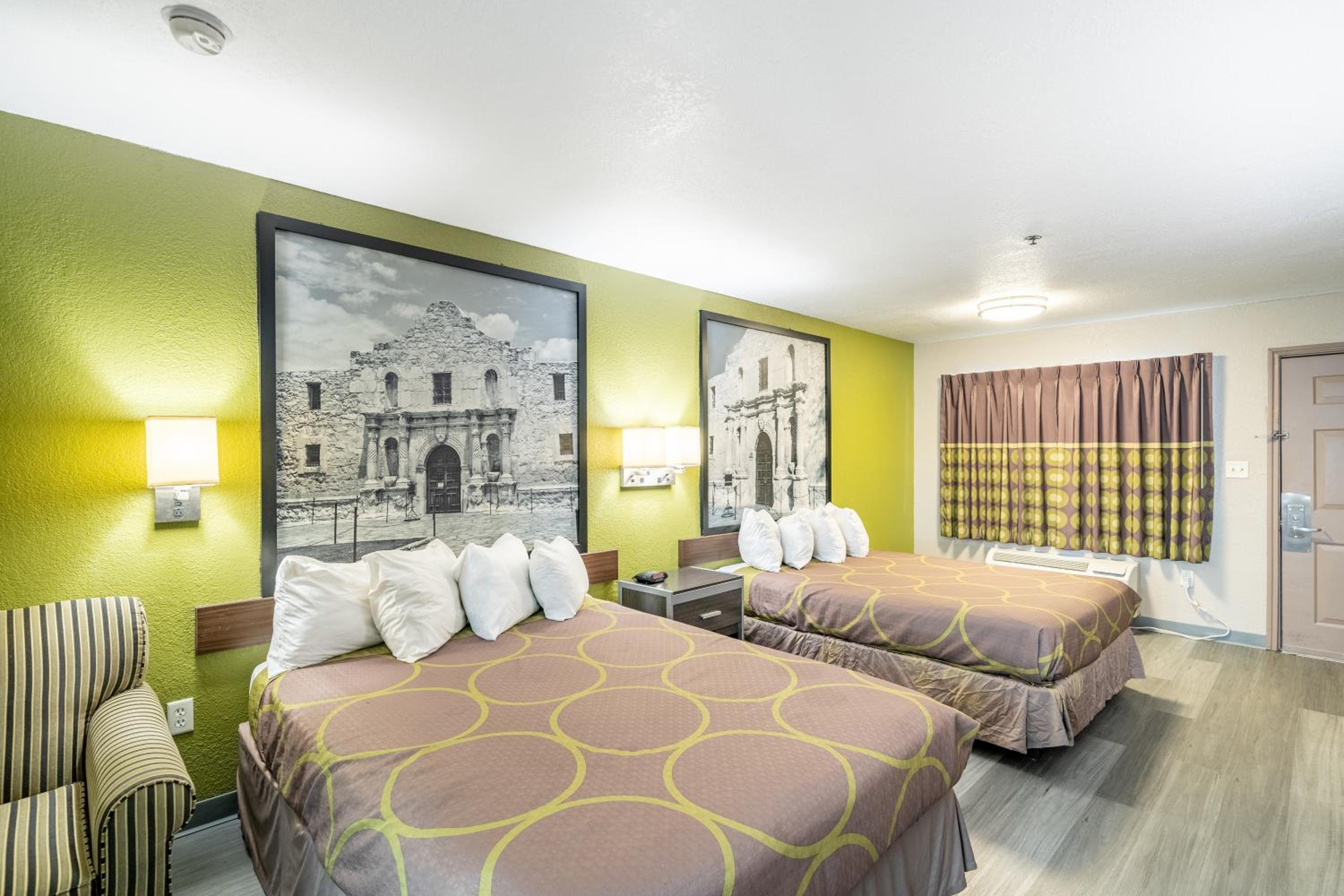 Queen Studio Suite with Two Queen Beds - Non-Smoking - Photo 7