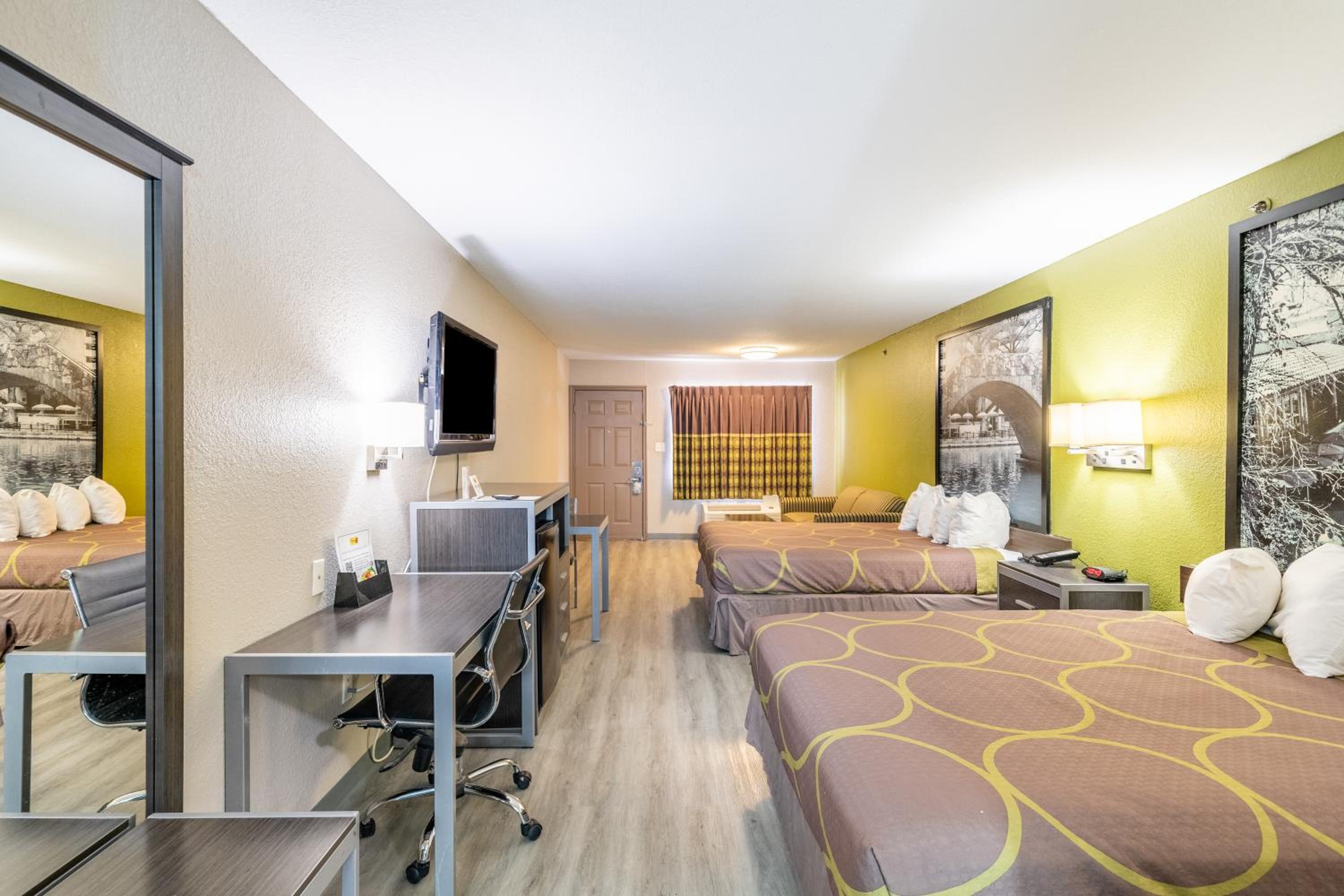 Queen Studio Suite with Two Queen Beds - Non-Smoking - Photo 31
