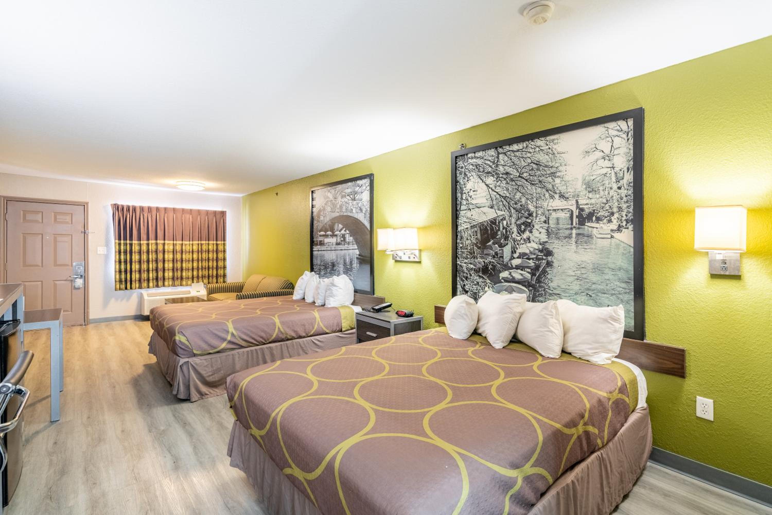 Queen Studio Suite with Two Queen Beds - Non-Smoking - Photo 29
