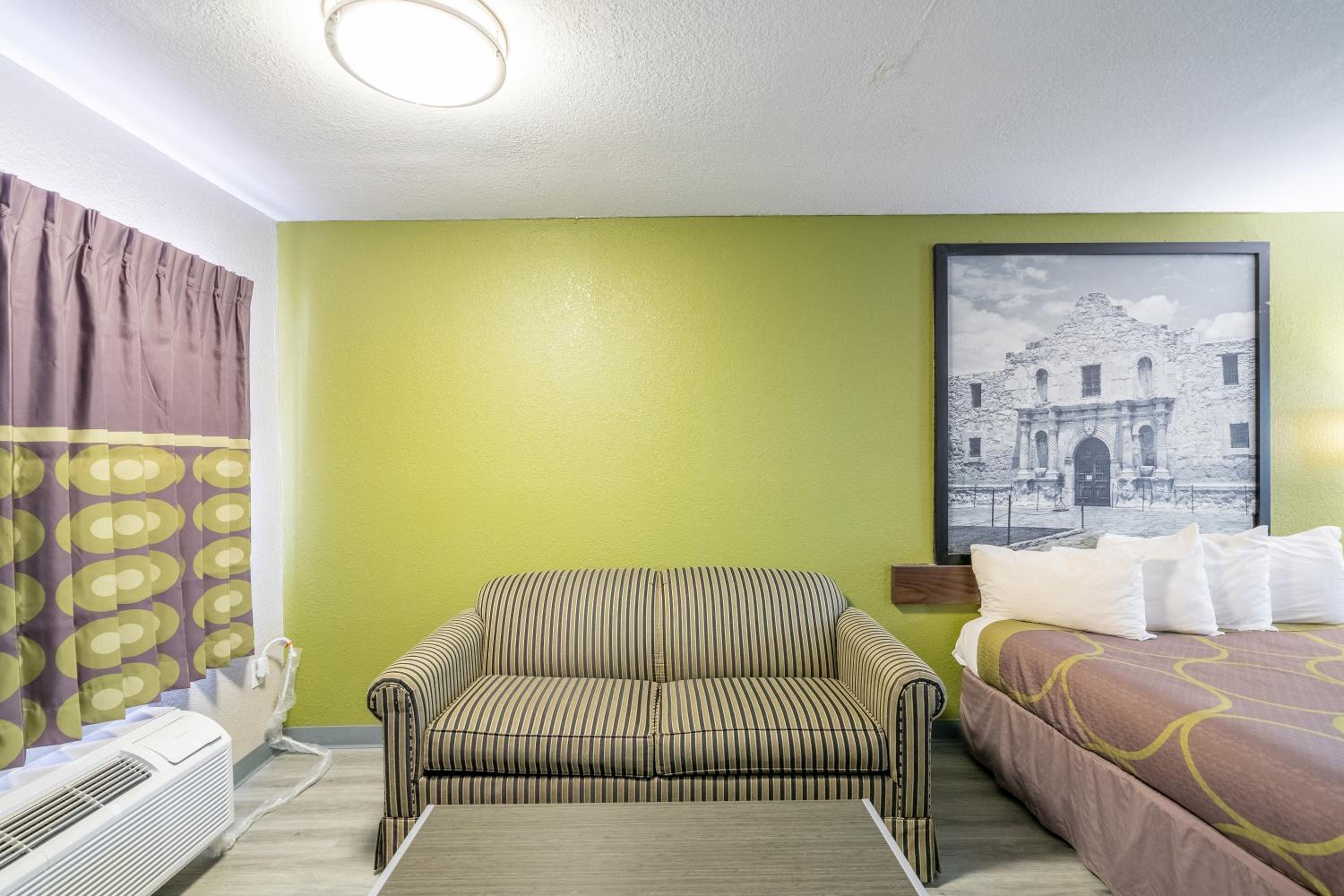 Queen Studio Suite with Two Queen Beds - Non-Smoking - Photo 4