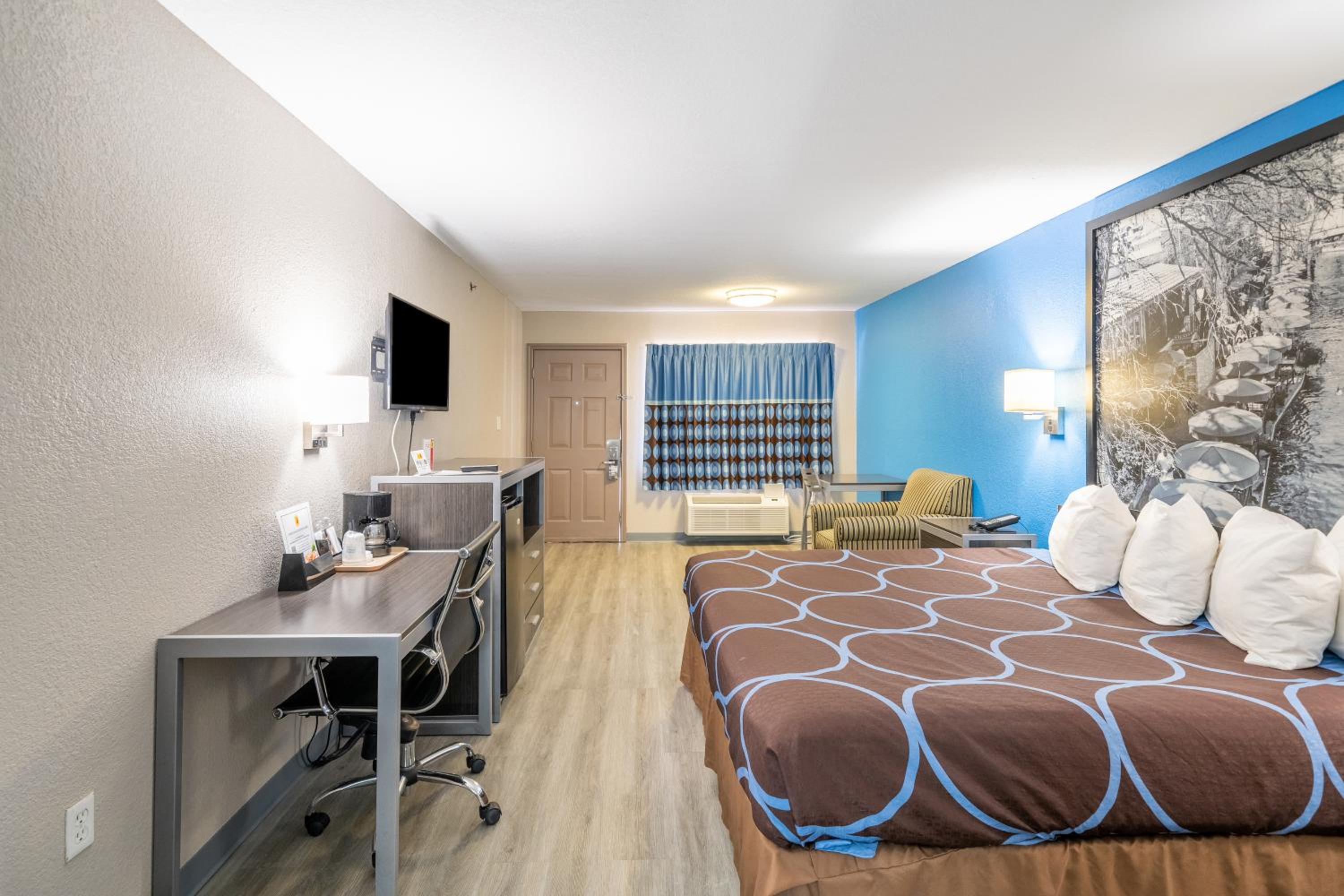 King Room - Non-Smoking - Photo 4