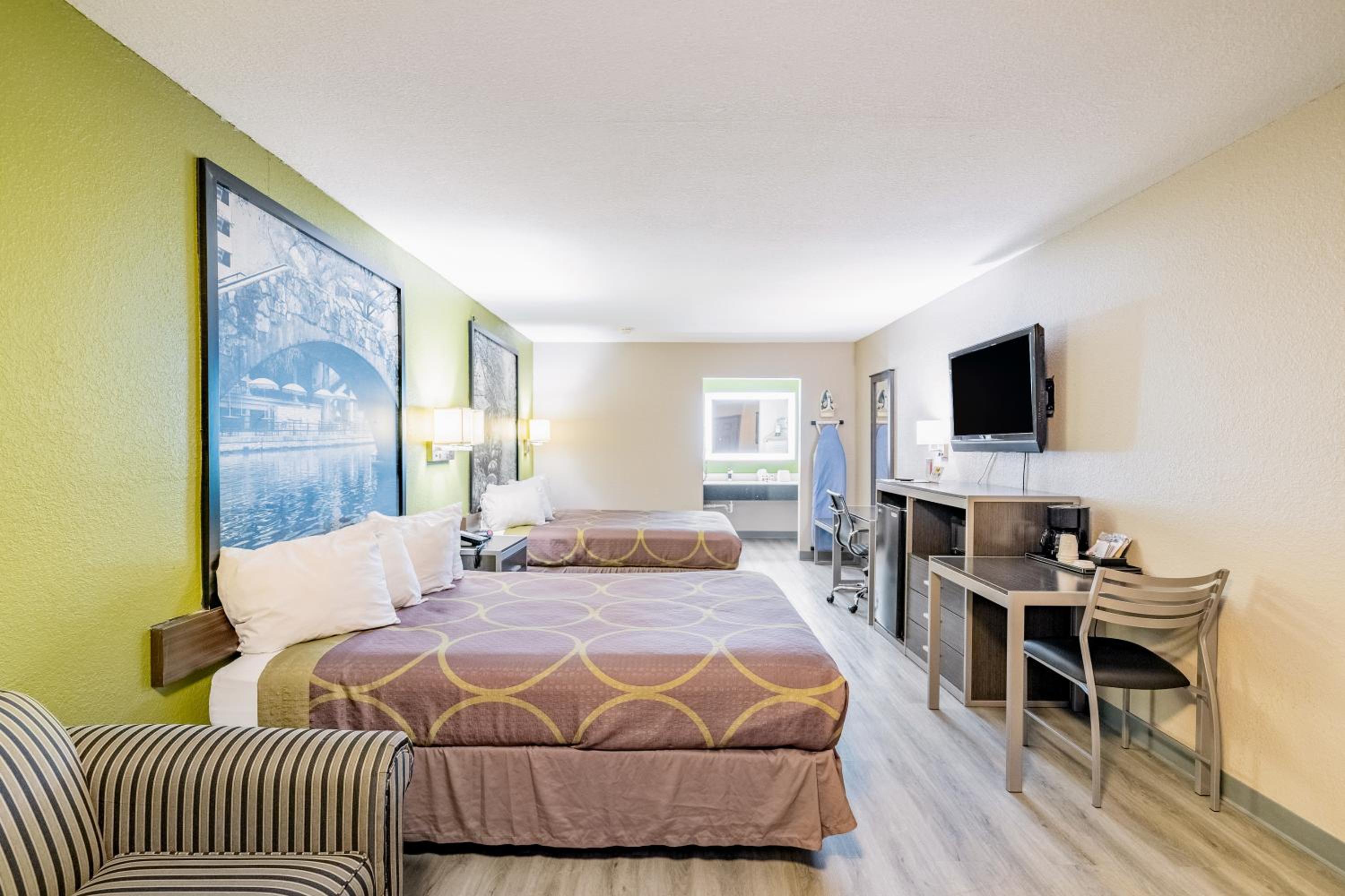 Queen Studio Suite with Two Queen Beds - Non-Smoking - Photo 3