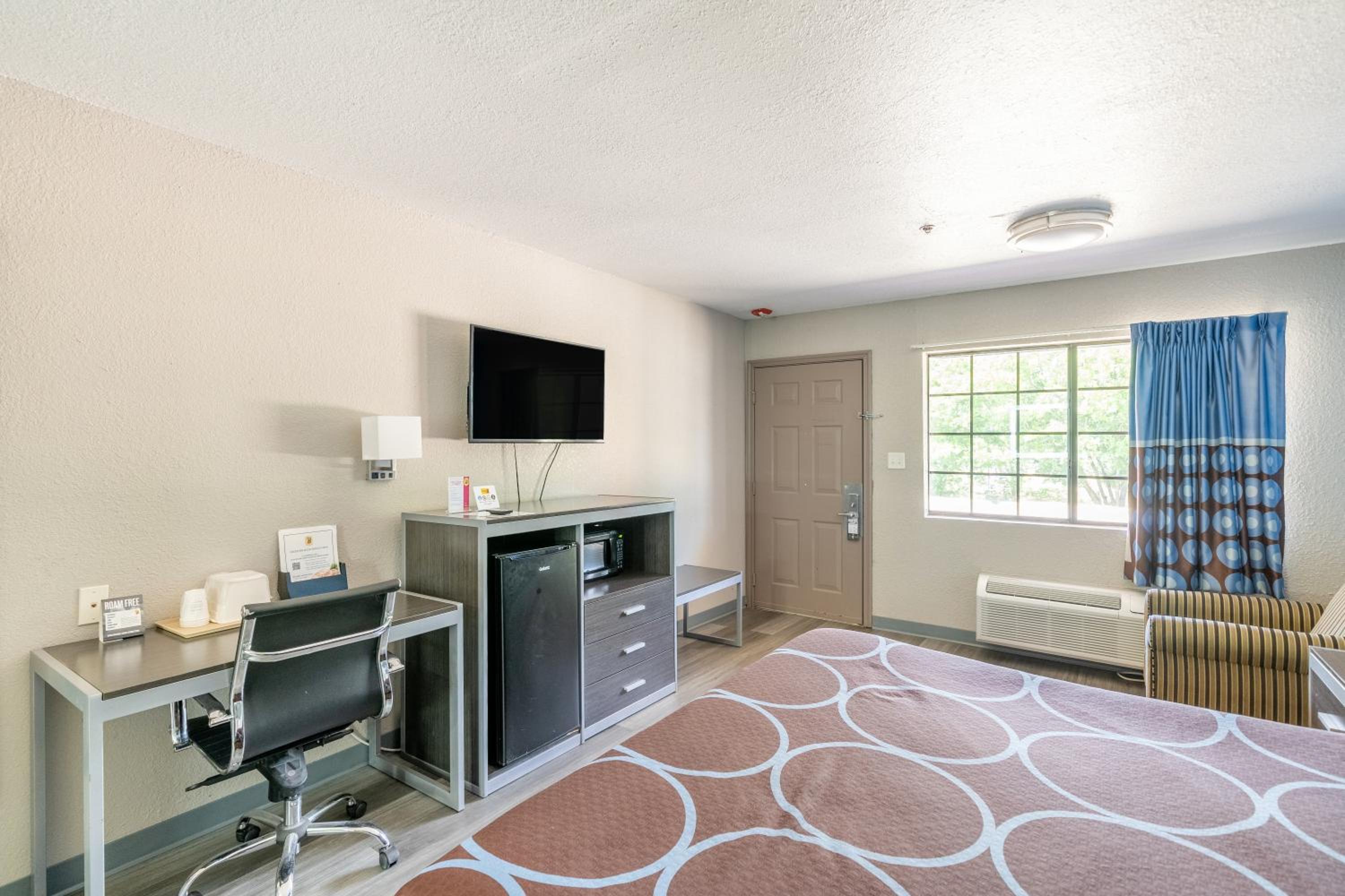 King Room - Non-Smoking - Photo 6