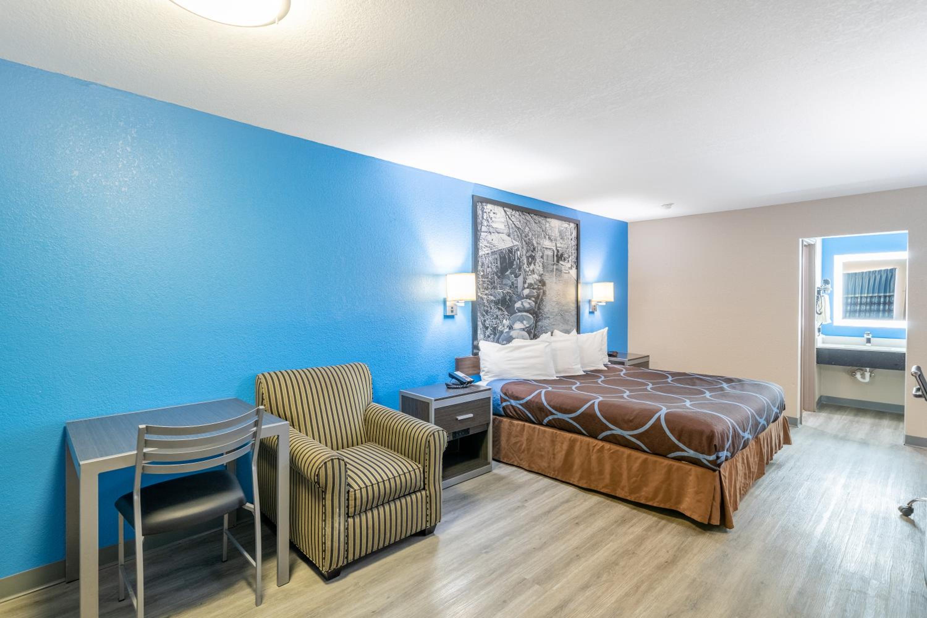 King Room - Non-Smoking - Photo 15