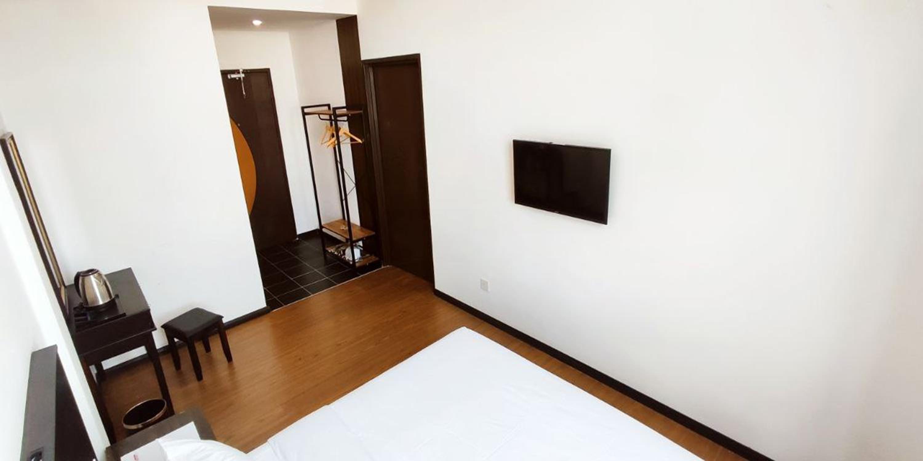 Deluxe King Room - Photo 3