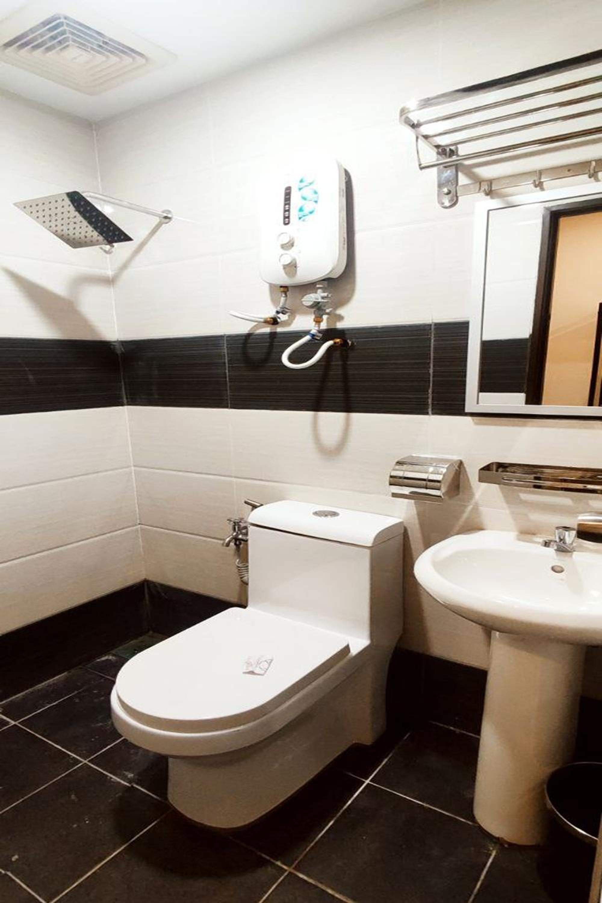 Deluxe King Room - Photo 9