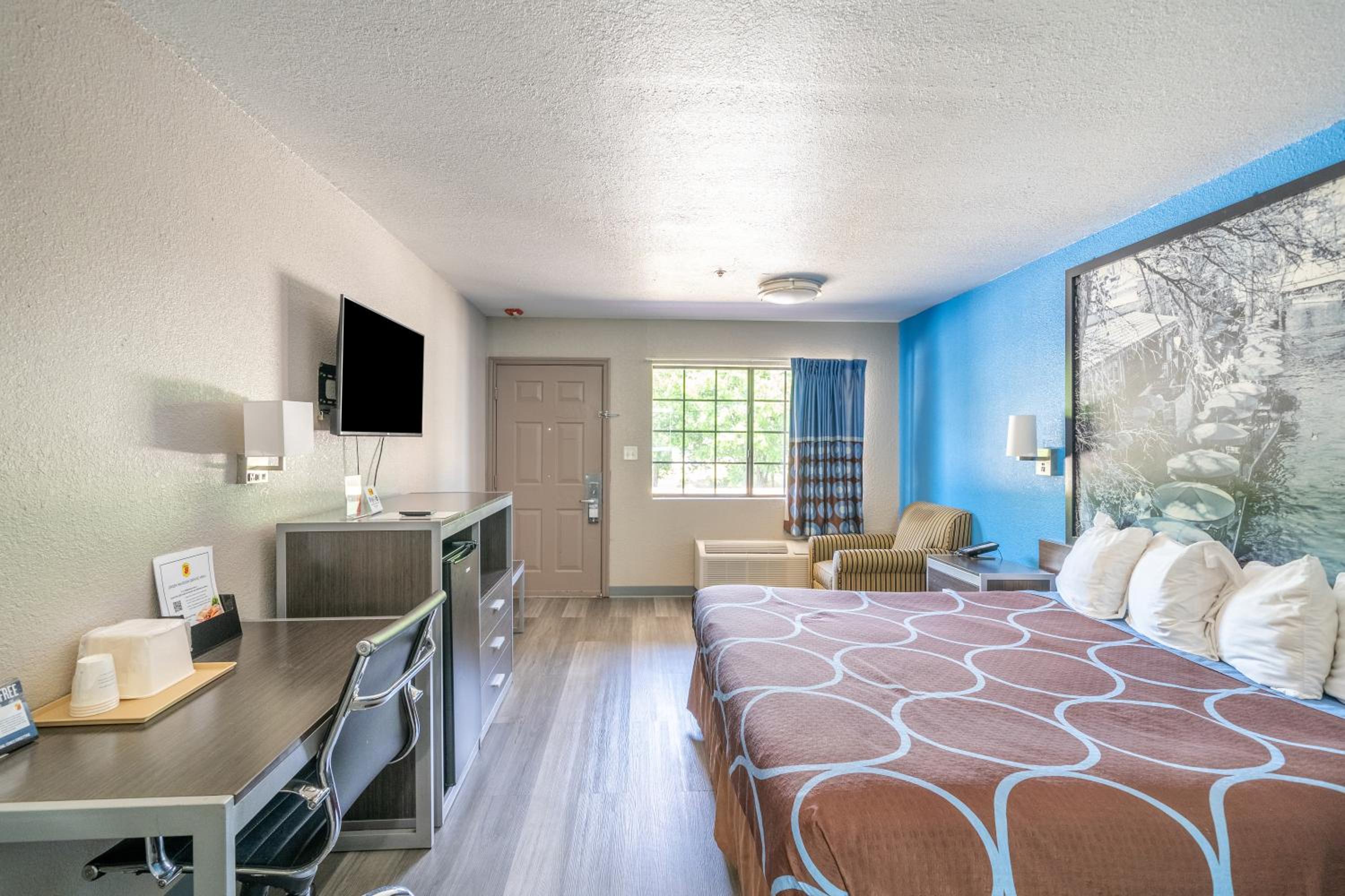 King Room - Non-Smoking - Photo 10