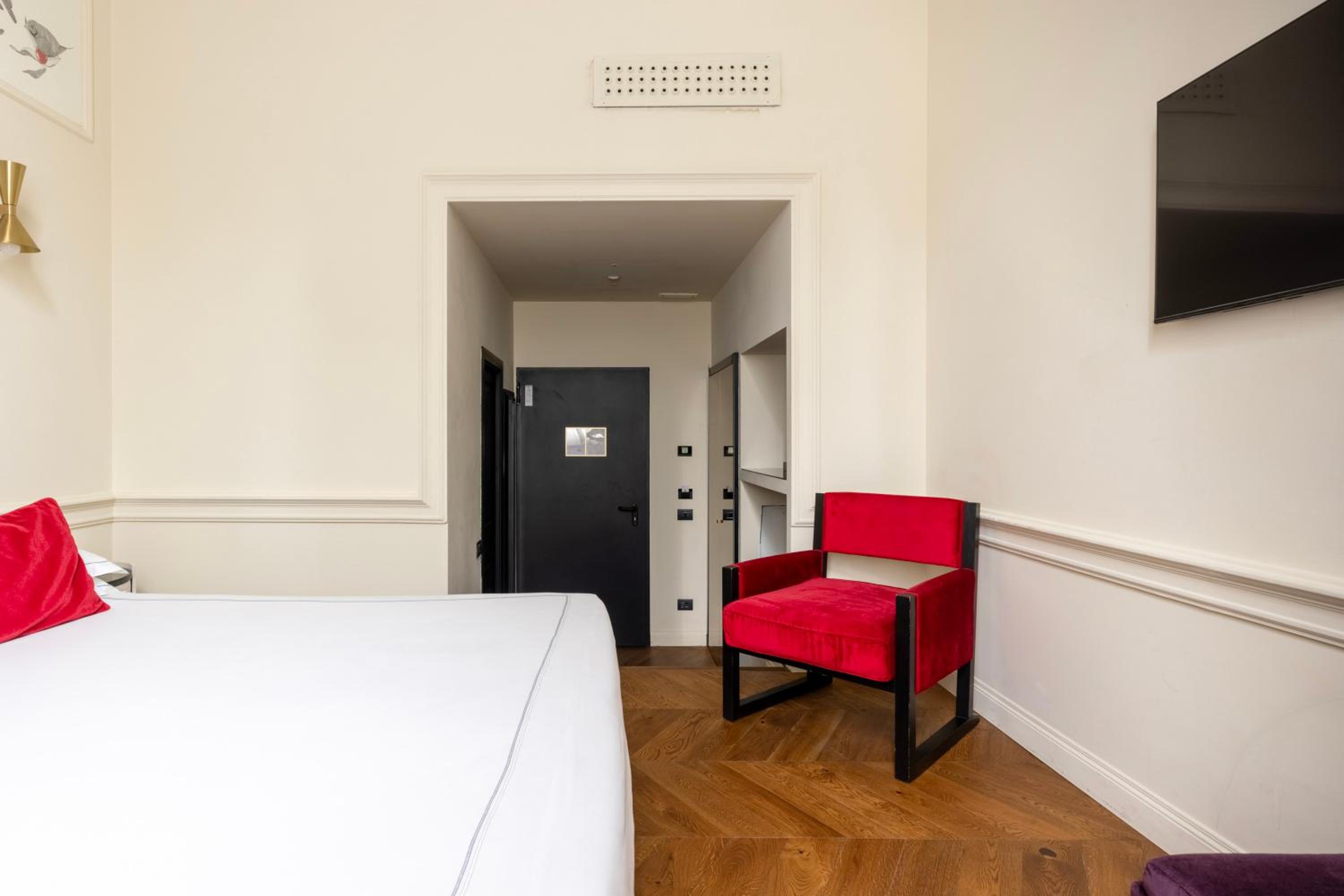 Classic Double Room thumbnail 5