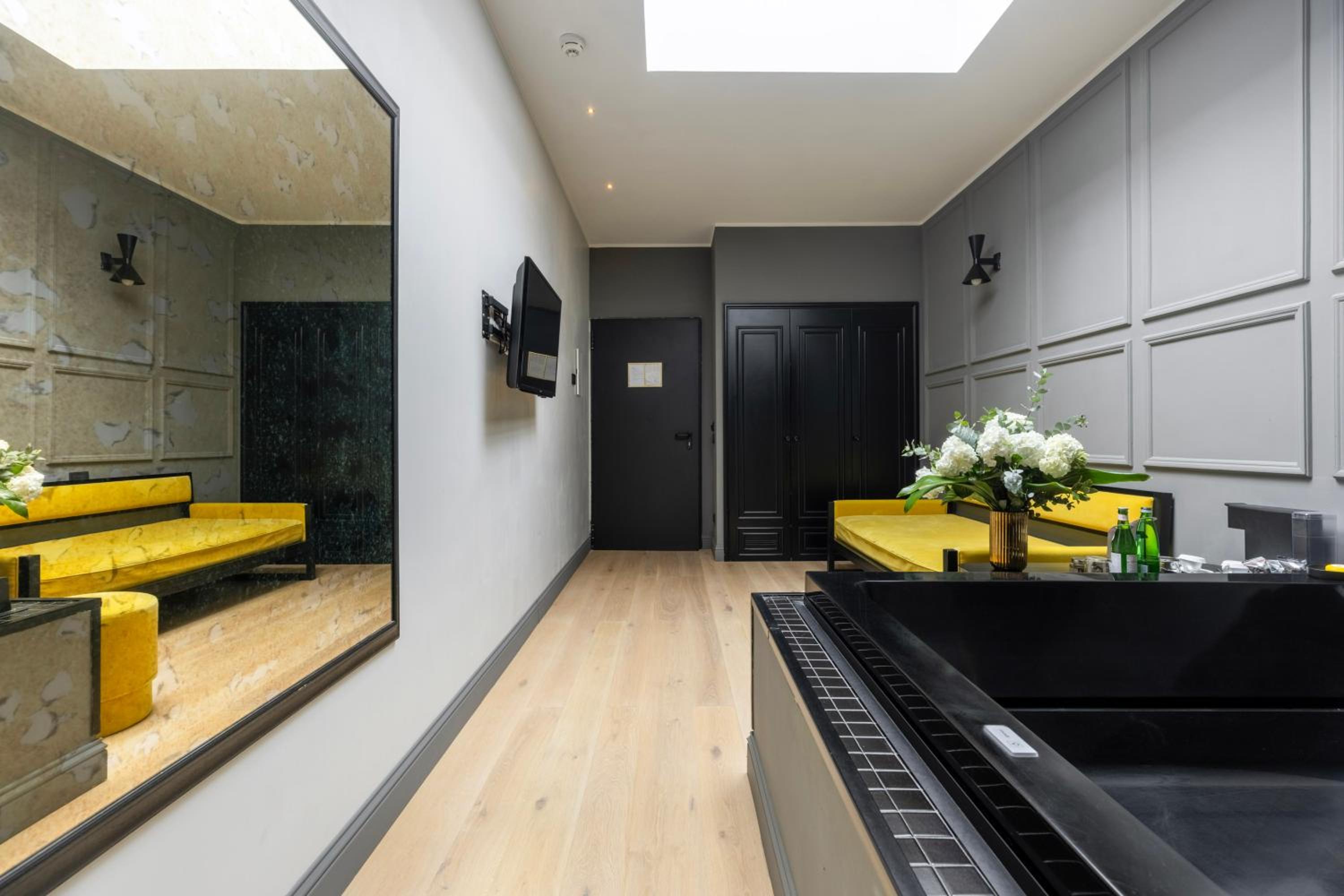 Deluxe Suite With Spa Bath