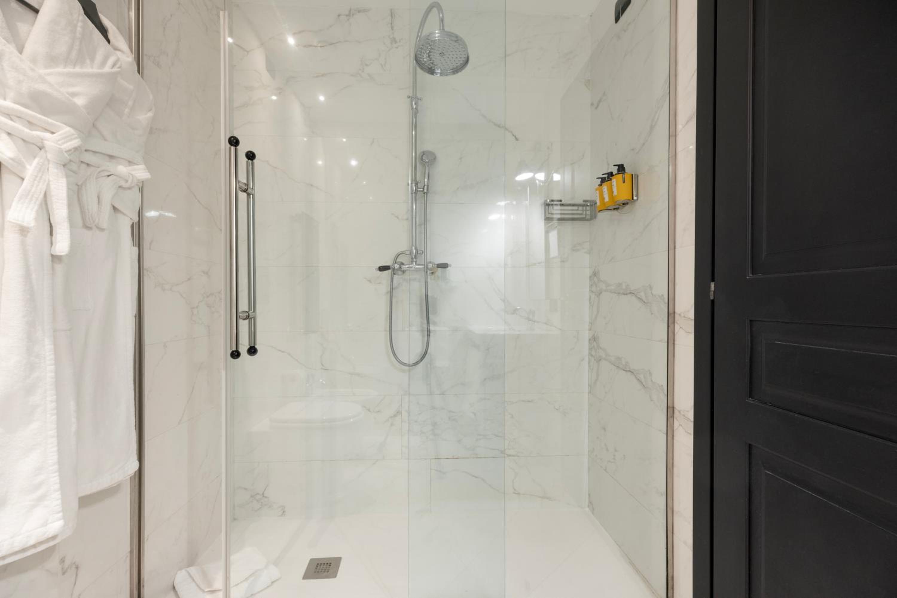 Deluxe Suite With Spa Bath thumbnail 5