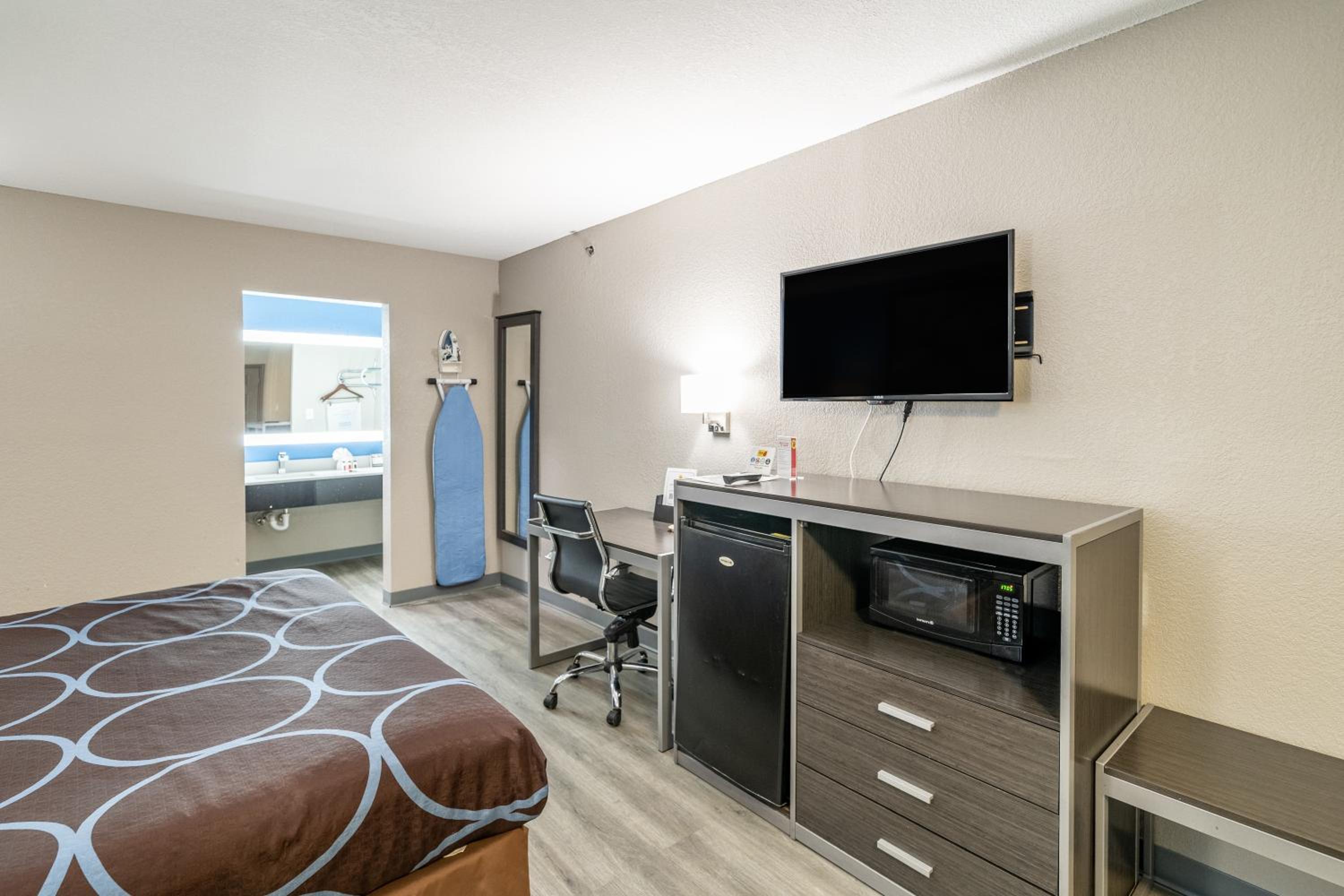 Super 8 by Wyndham San Antonio/Riverwalk Area, Photo 20