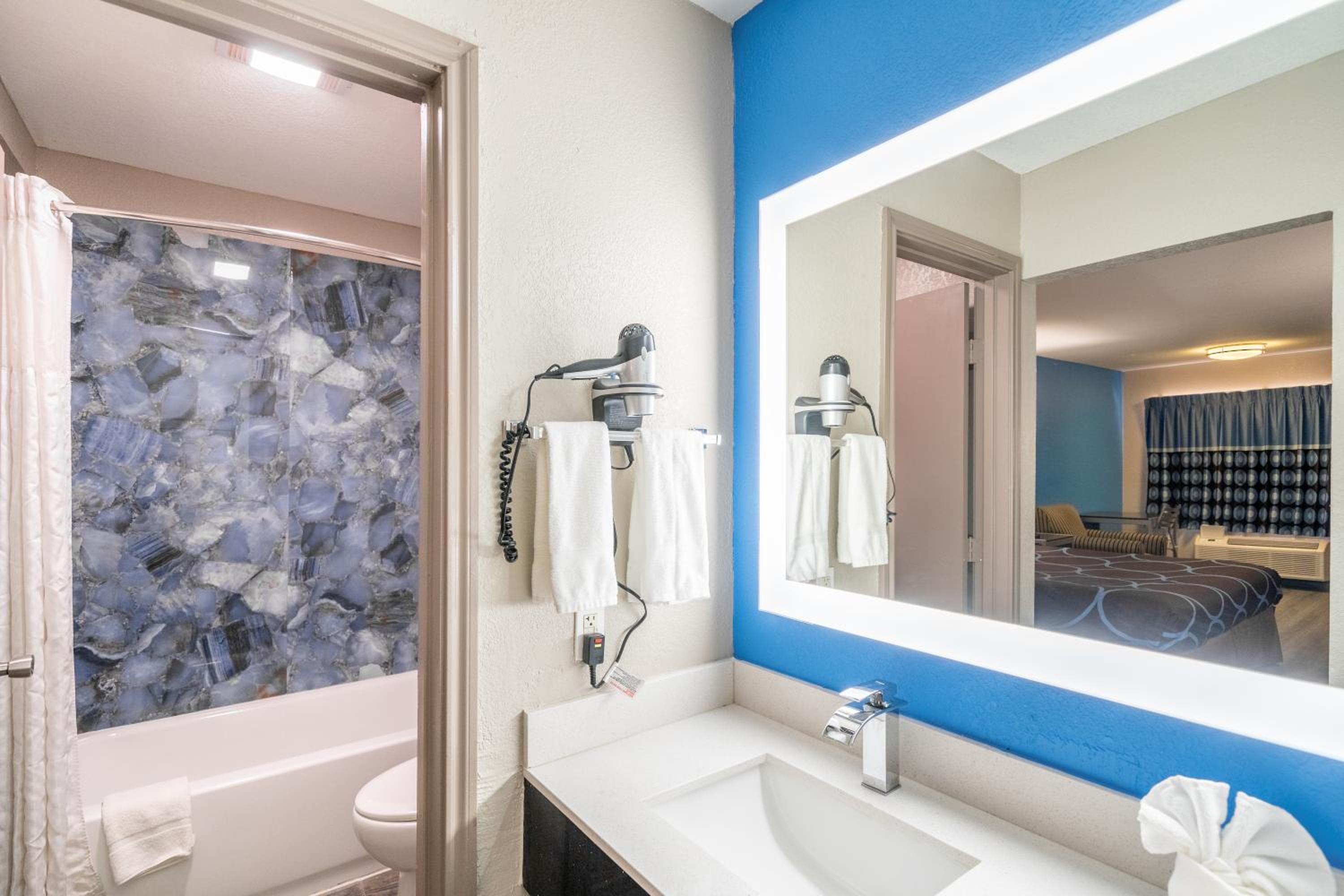 Super 8 by Wyndham San Antonio/Riverwalk Area, Photo 26