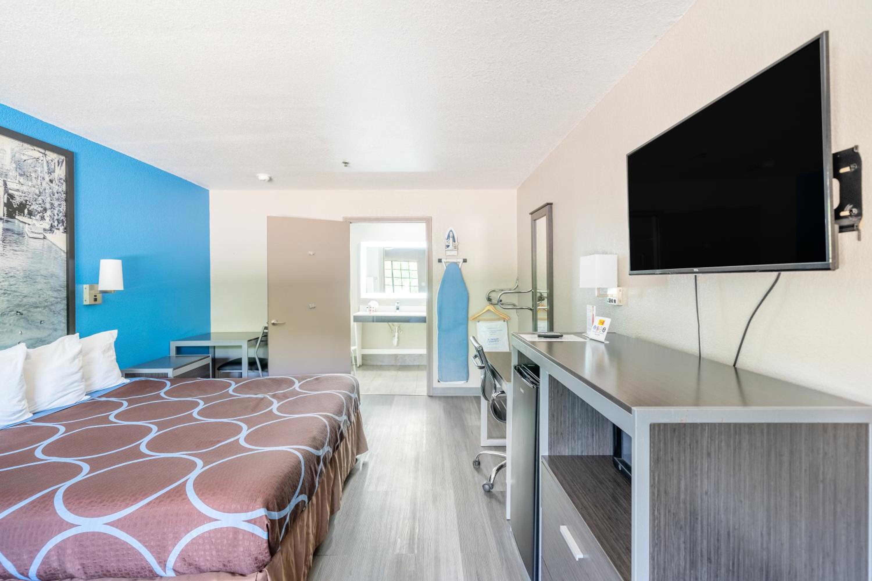 Super 8 by Wyndham San Antonio/Riverwalk Area, Photo 3
