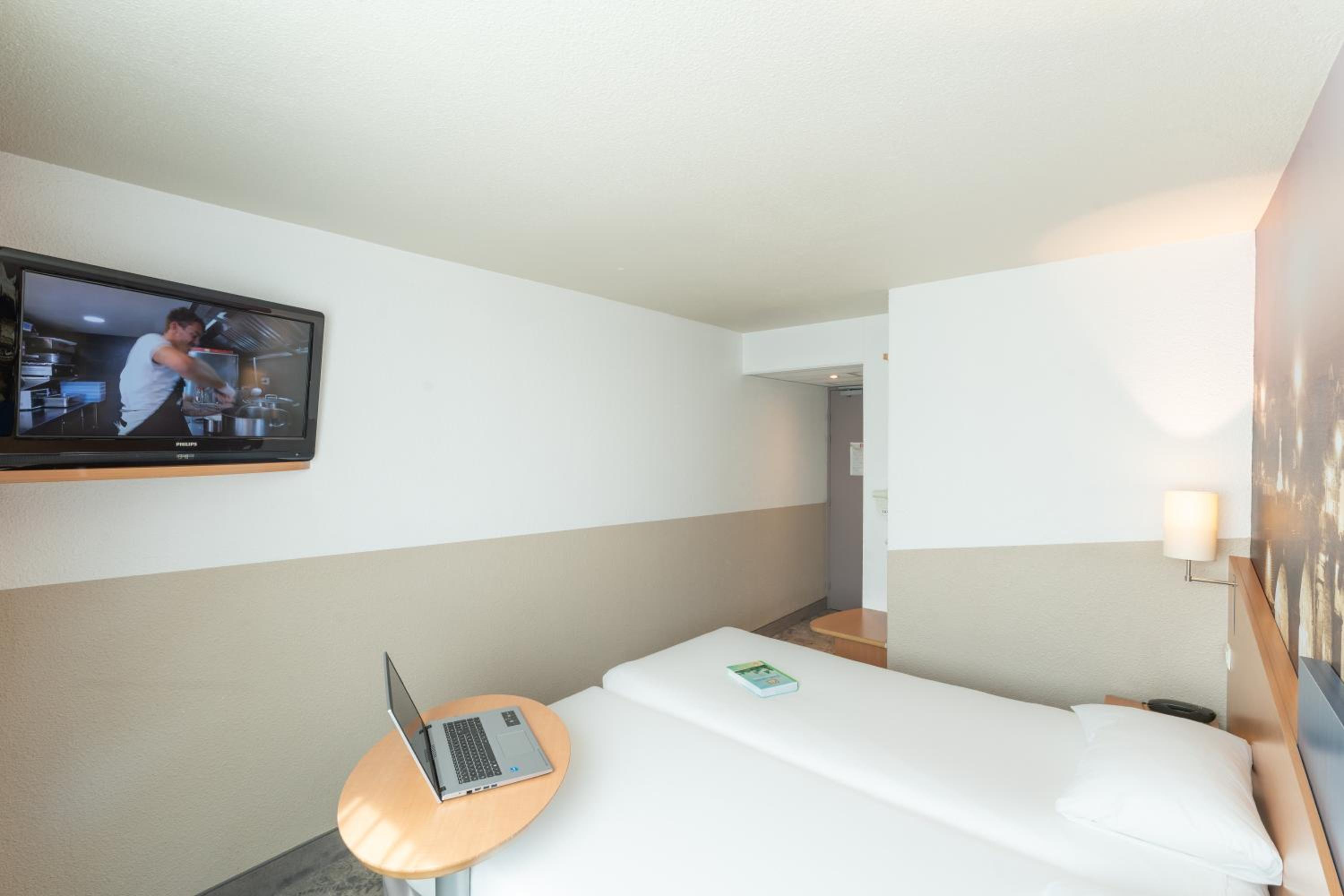 Standard Twin Room - Photo 2