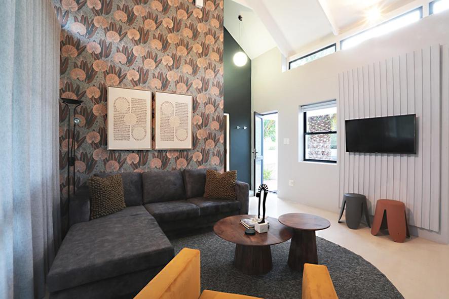 Suite - Photo 1