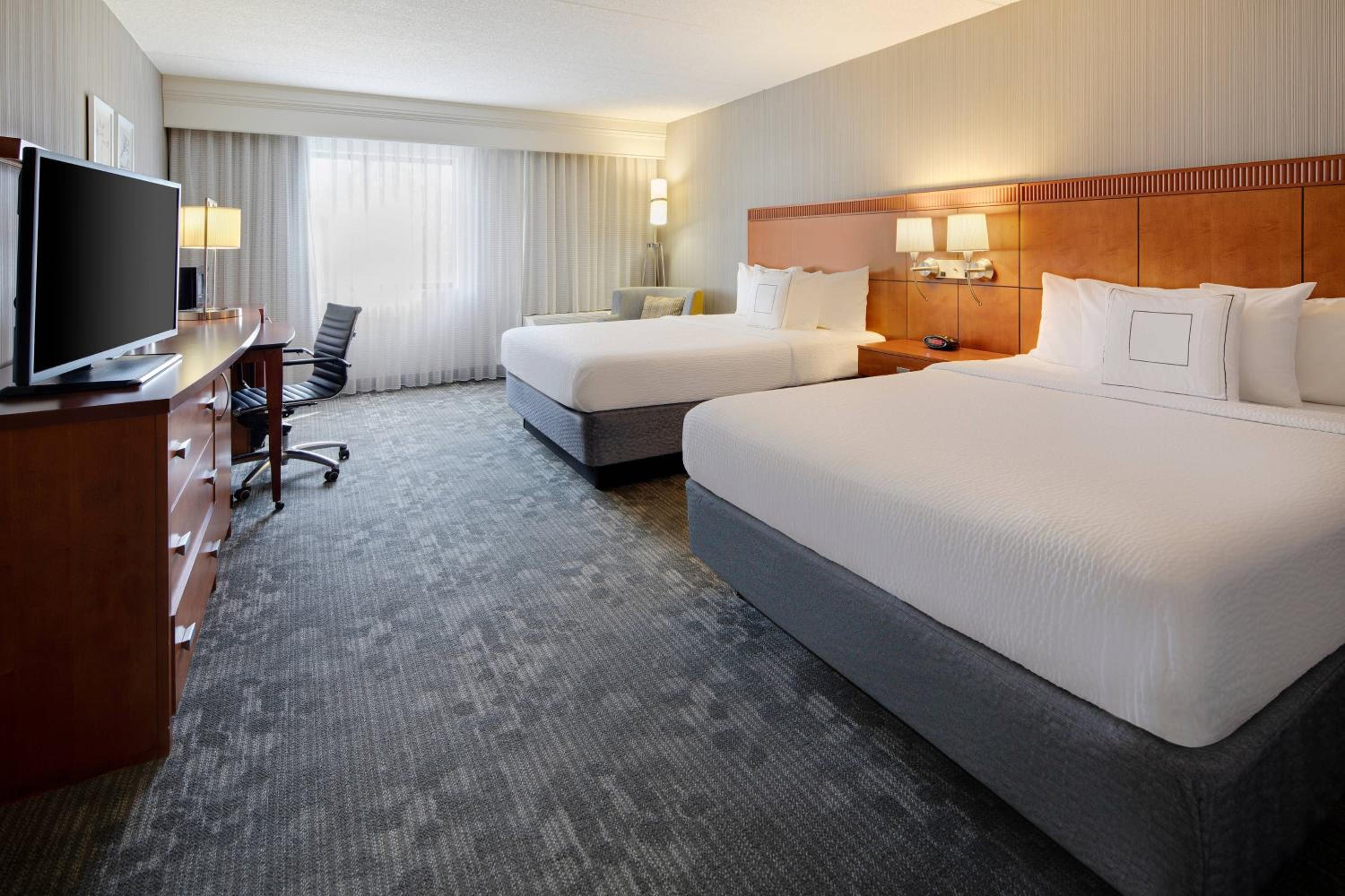Queen Room with Two Queen Beds - Photo 3