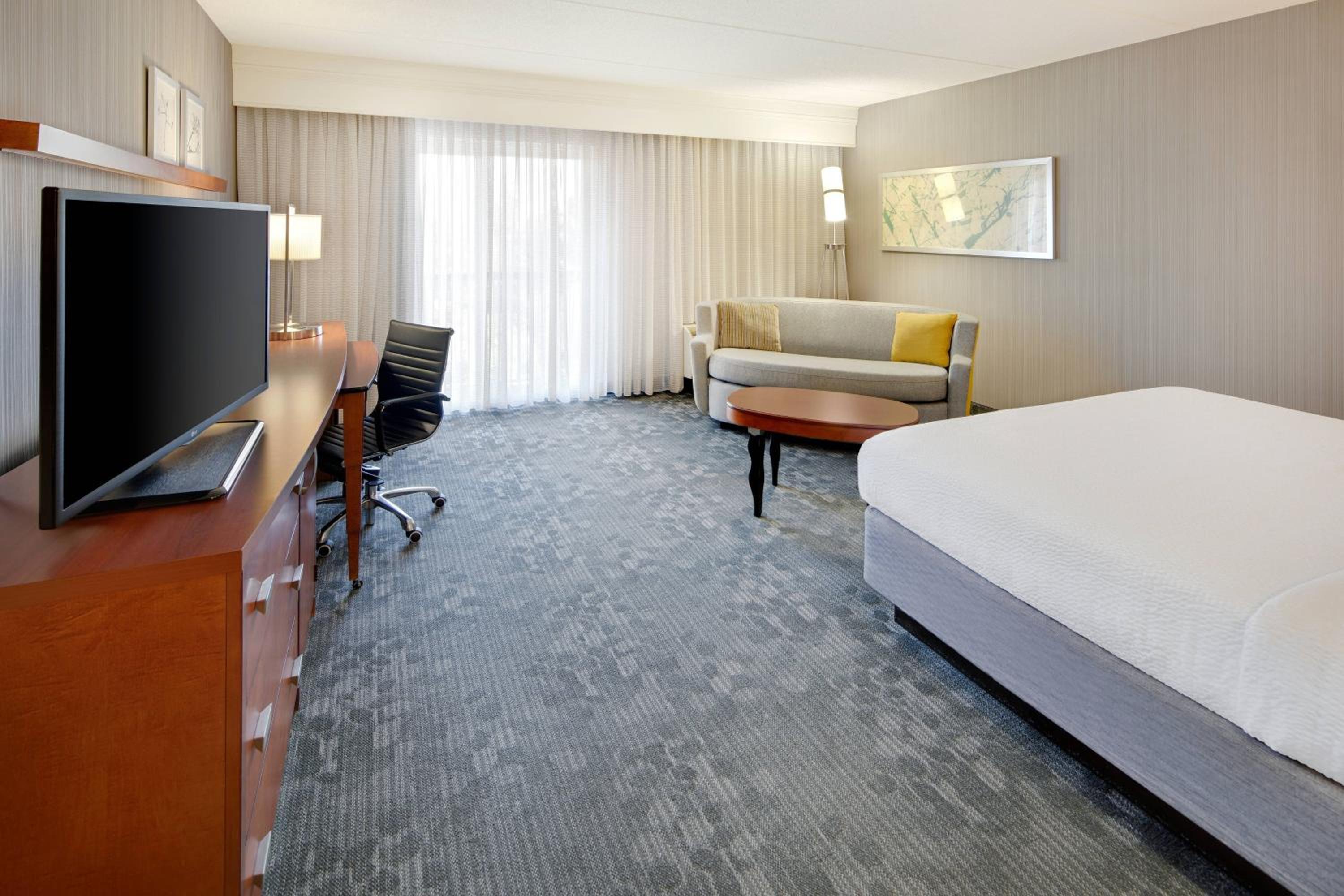 King Room with Sofa Bed - Photo 1