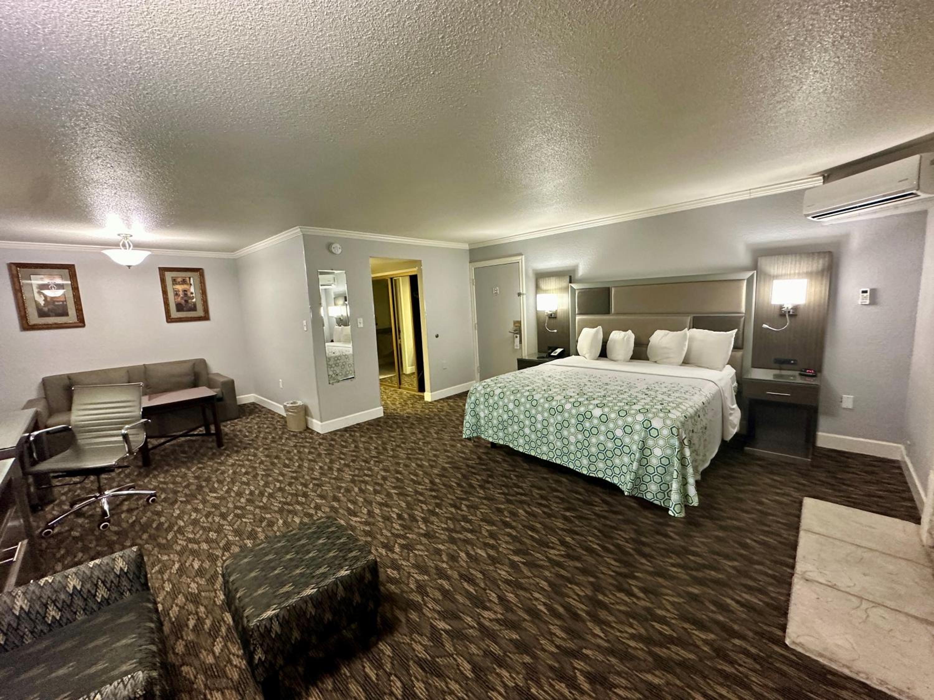 Suite King with Spa Bath Non-Smoking - Photo 2