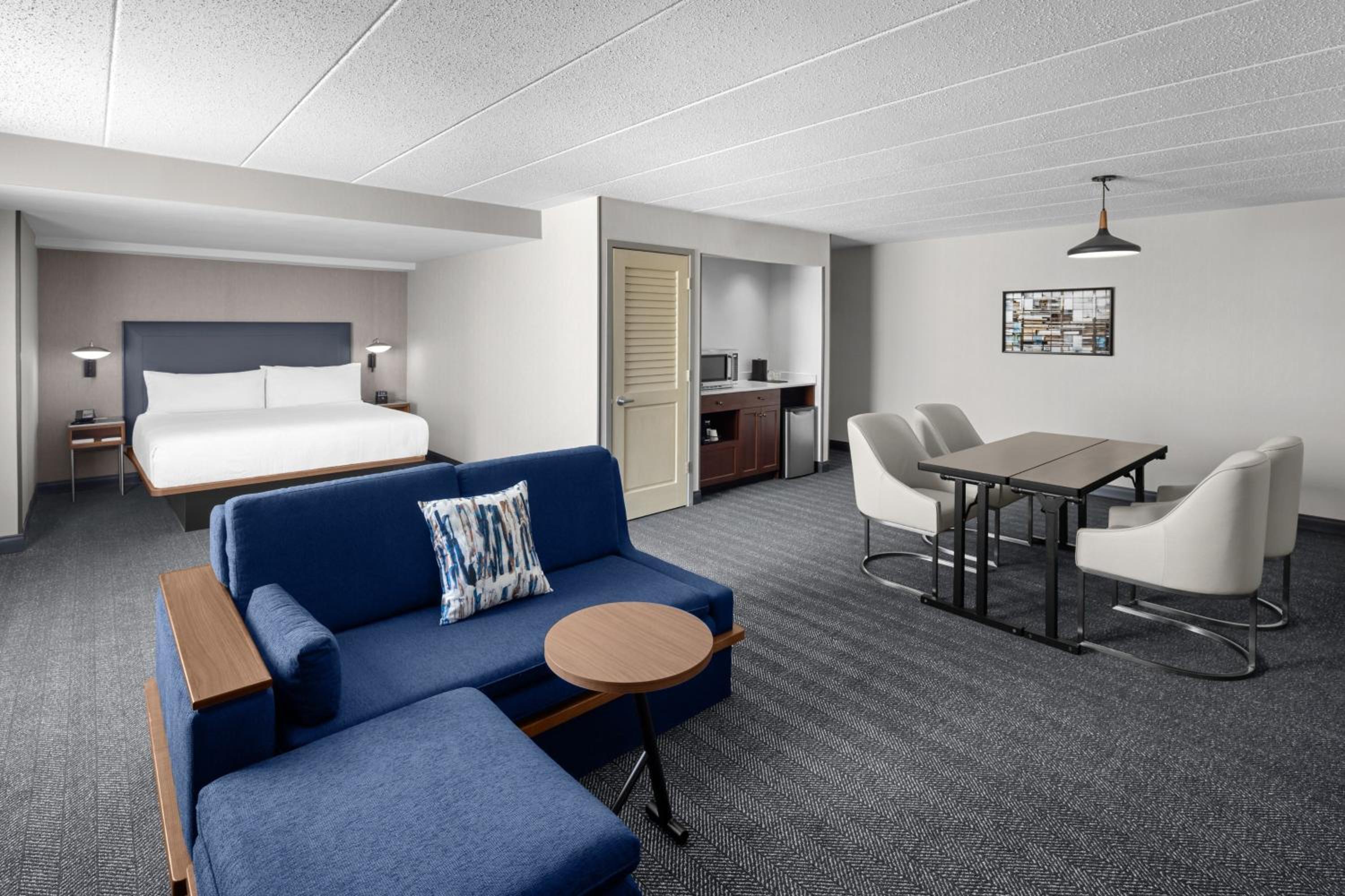 Corner King Room with Sofa Bed - Mobility Accessible with Roll-In Shower - Photo 2