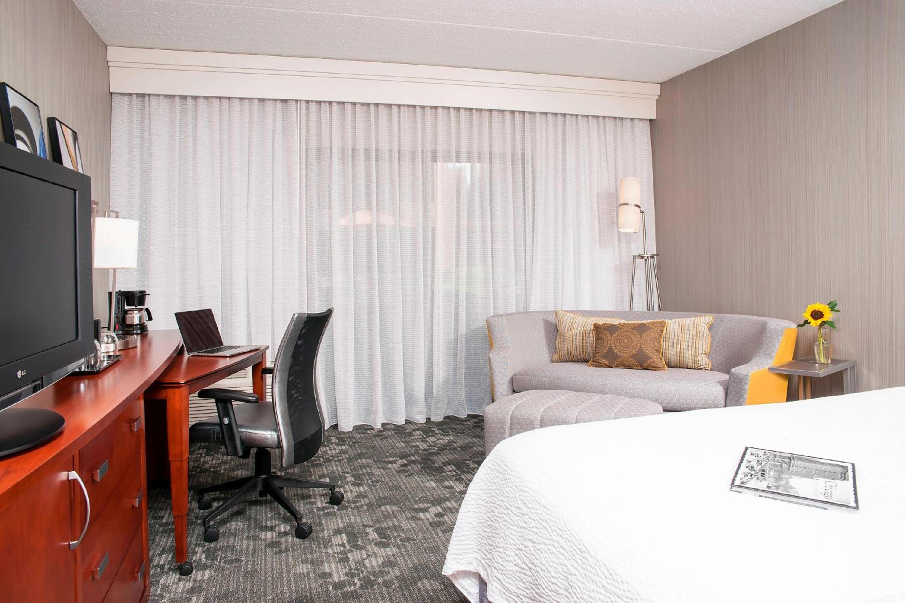 King Room with Sofa Bed - Non-Smoking - Photo 4