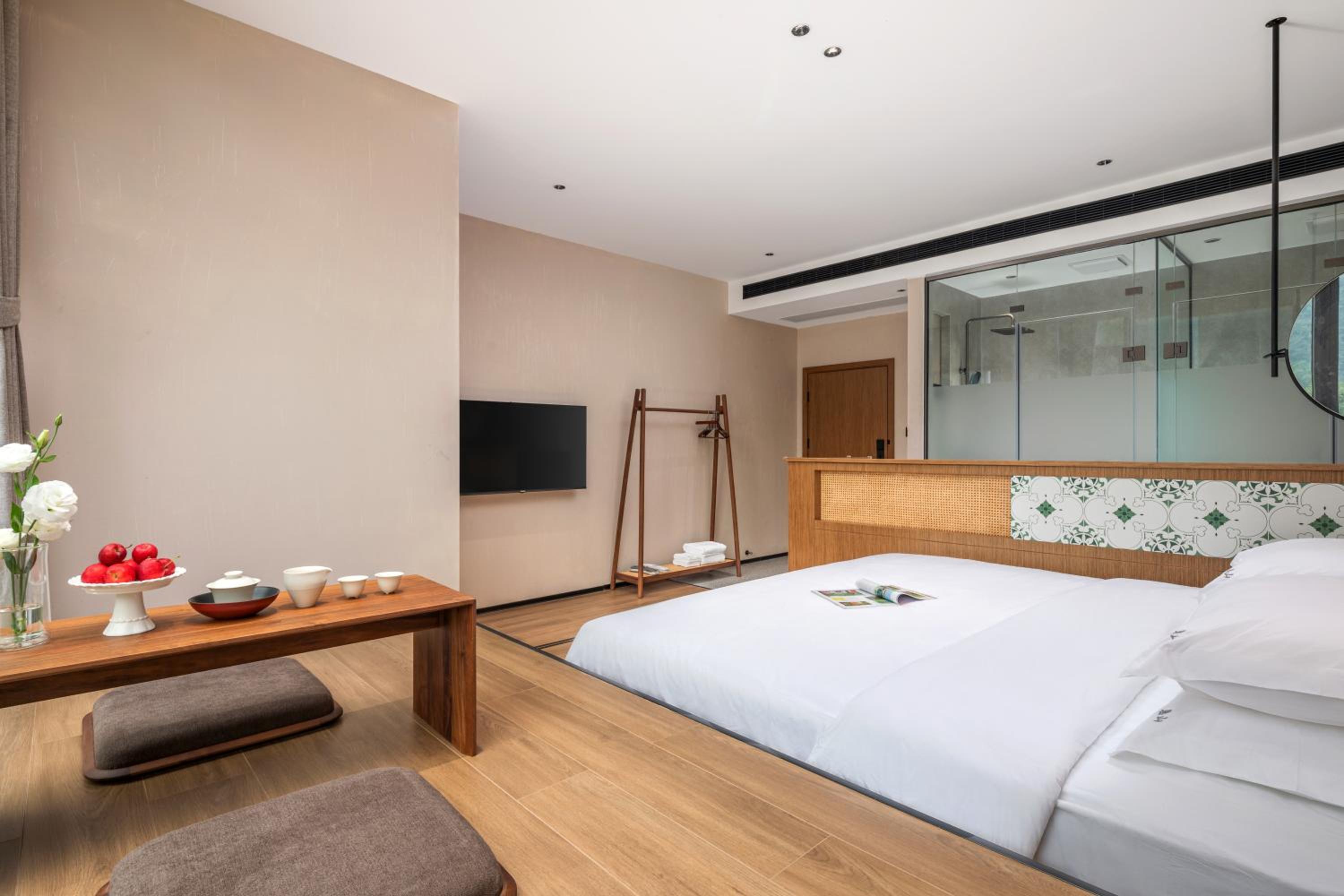 Balcony Tatami Queen Bed photo 1