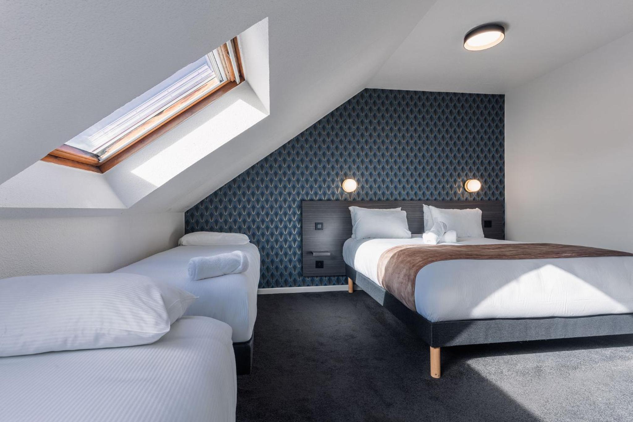 Quadruple Room with One Double Bed and Two Single Beds - Photo 4