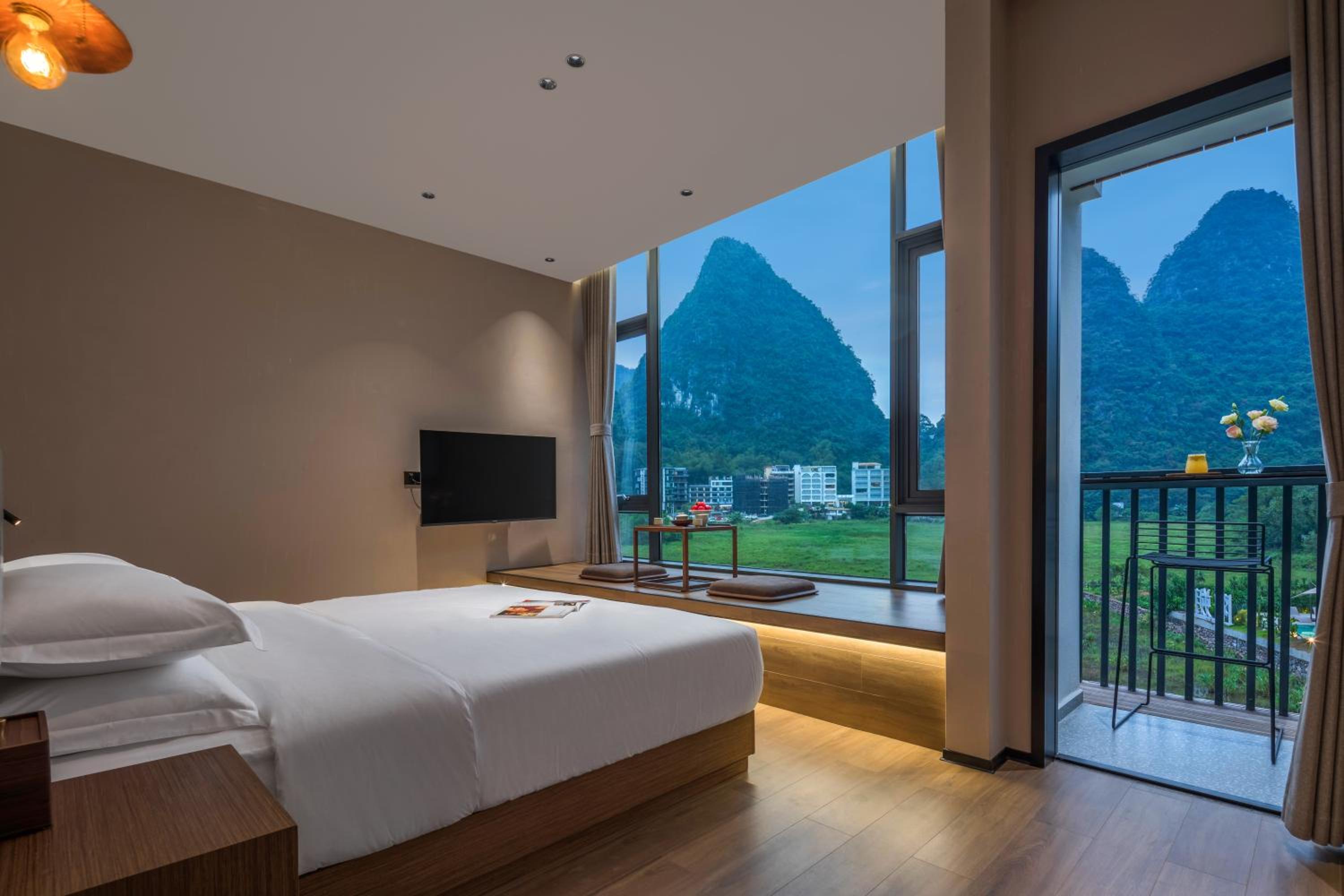 Balcony Queen Room photo 2