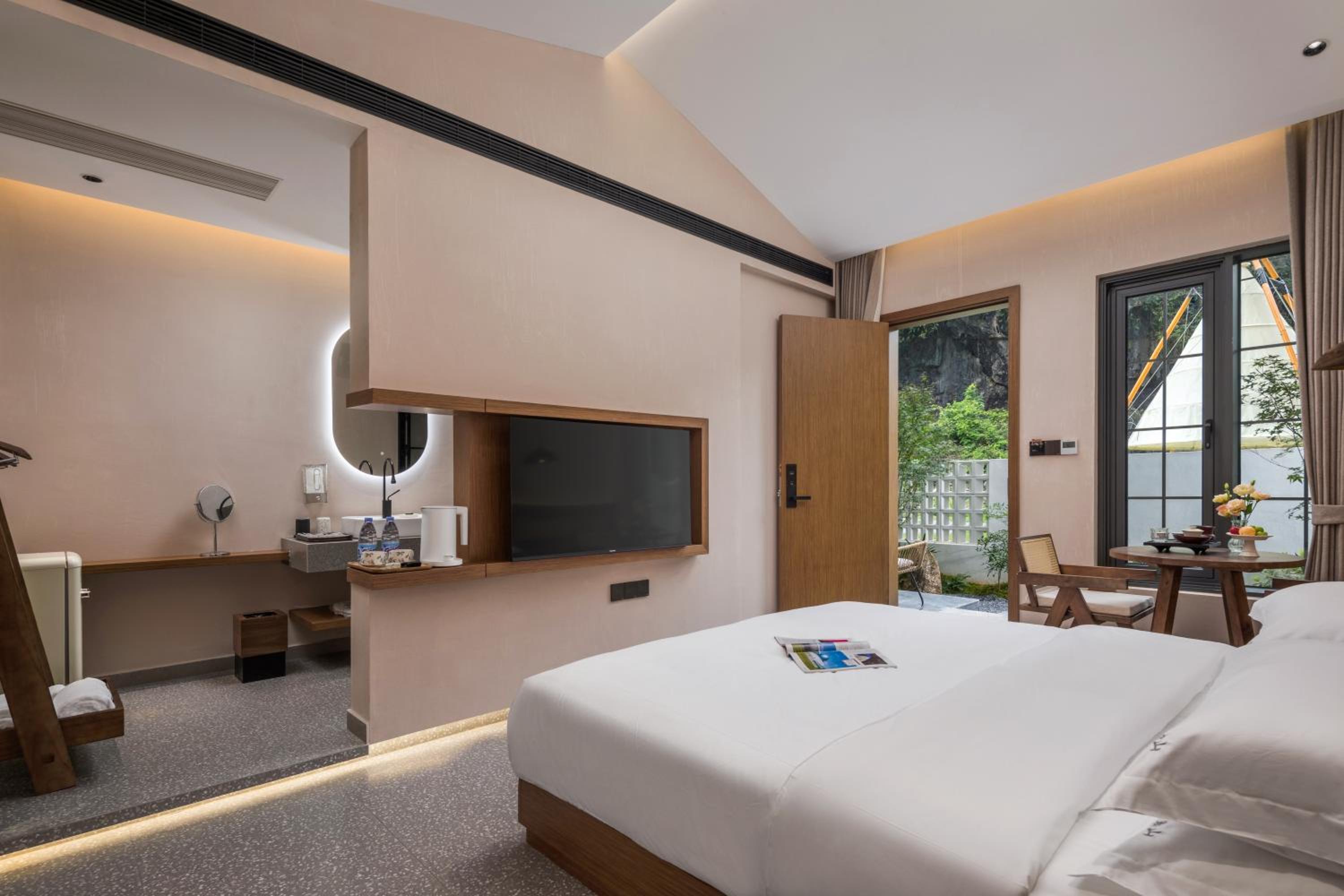 Courtyard Queen Room photo 1