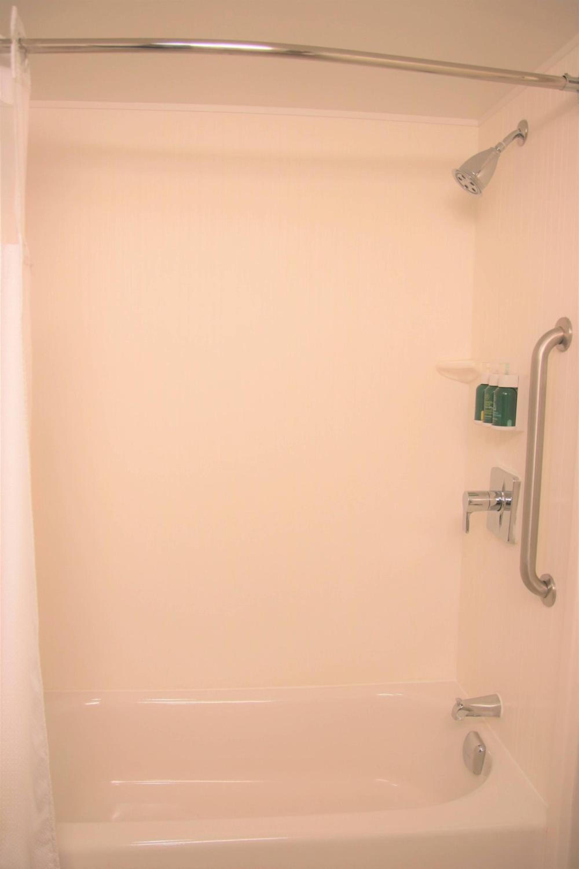 Queen Room with Two Queen Beds - Photo 2